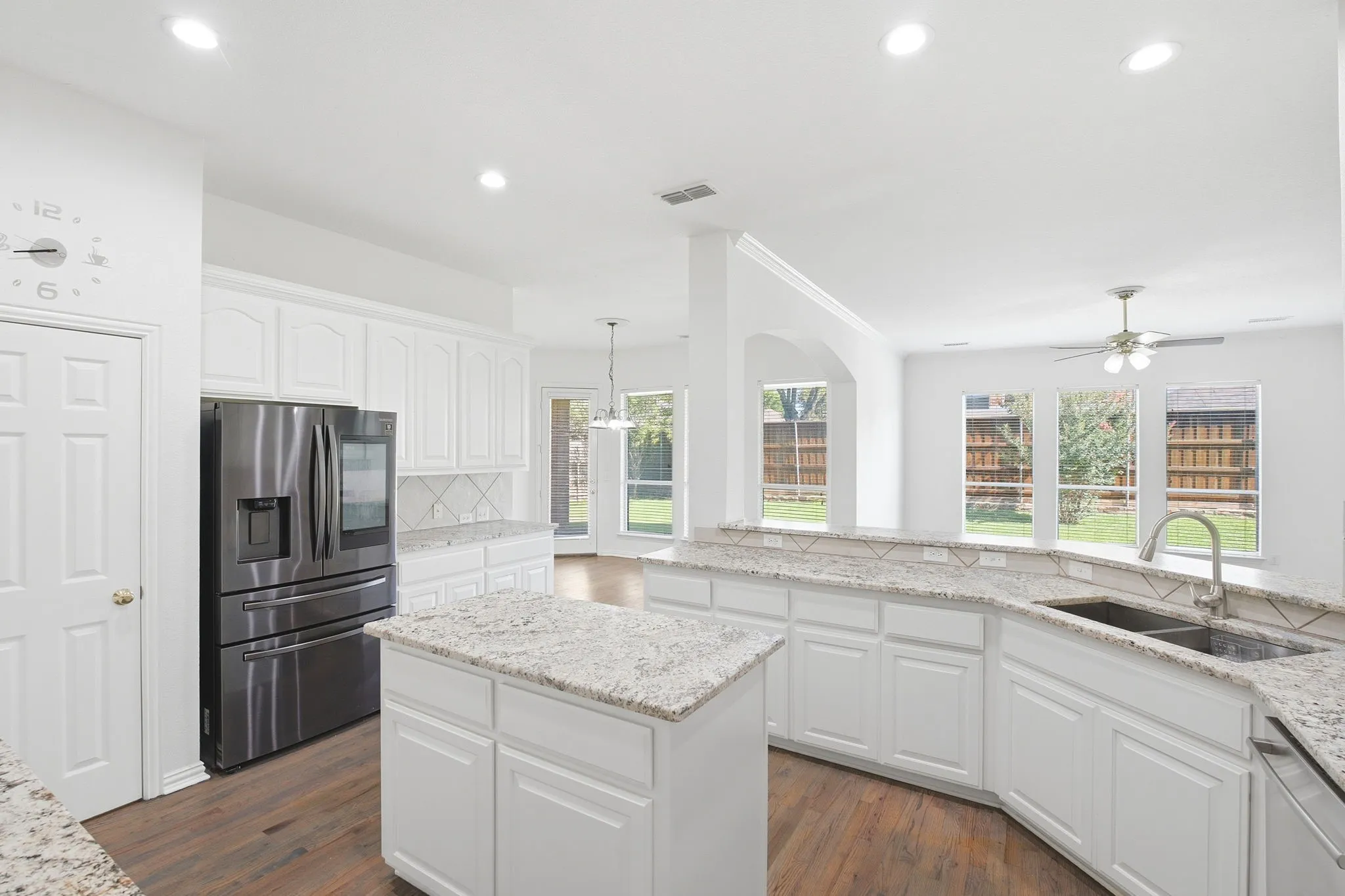 Single Family Residence For Sale in Collin County , 205 Creekside Drive, Murphy, Texas 75094, 5 Bedroom, 5 Bathroom, 3 Garage spaces, 4,327 Sqft, built in 2002, mls#21345273, Real Estate Agent in Murphy, Homes For Sale in Collin county, Homes For Sale in Murphy, Realtor in Murphy Texas, Real Estate Brokerage Independent Realty Texas, Luminita Cordes Realtor