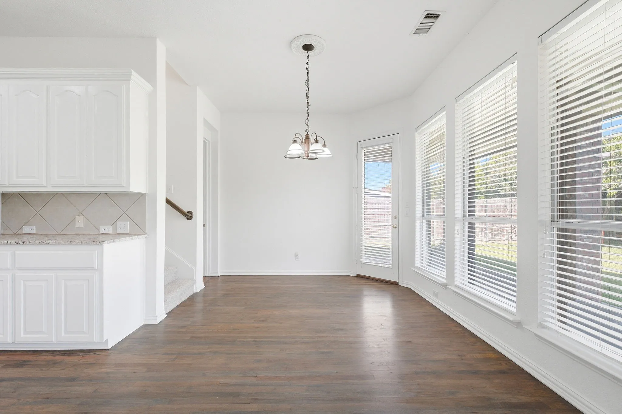 Single Family Residence For Sale in Collin County , 205 Creekside Drive, Murphy, Texas 75094, 5 Bedroom, 5 Bathroom, 3 Garage spaces, 4,327 Sqft, built in 2002, mls#21345273, Real Estate Agent in Murphy, Homes For Sale in Collin county, Homes For Sale in Murphy, Realtor in Murphy Texas, Real Estate Brokerage Independent Realty Texas, Luminita Cordes Realtor