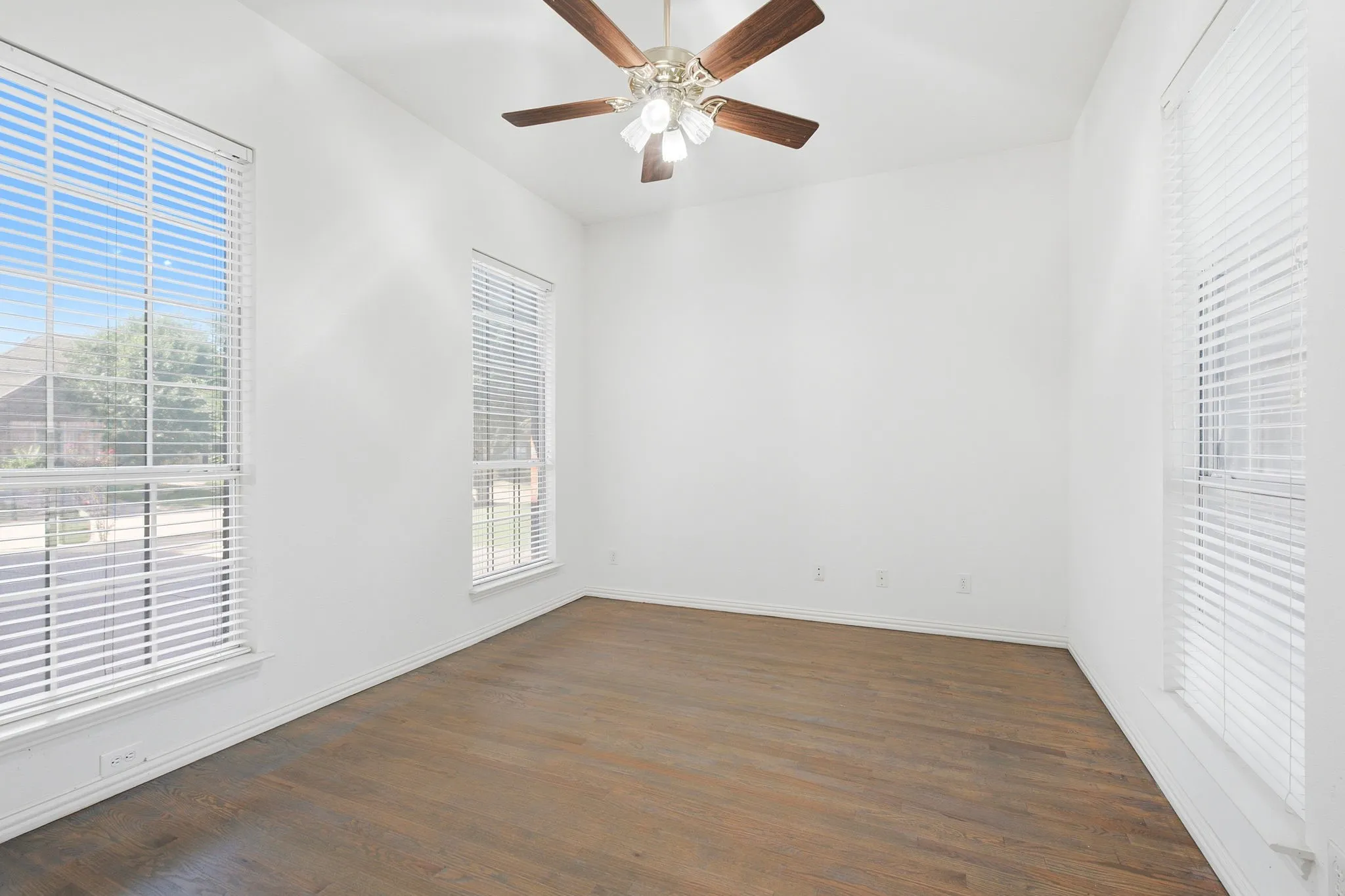 Single Family Residence For Sale in Collin County , 205 Creekside Drive, Murphy, Texas 75094, 5 Bedroom, 5 Bathroom, 3 Garage spaces, 4,327 Sqft, built in 2002, mls#21345273, Real Estate Agent in Murphy, Homes For Sale in Collin county, Homes For Sale in Murphy, Realtor in Murphy Texas, Real Estate Brokerage Independent Realty Texas, Luminita Cordes Realtor