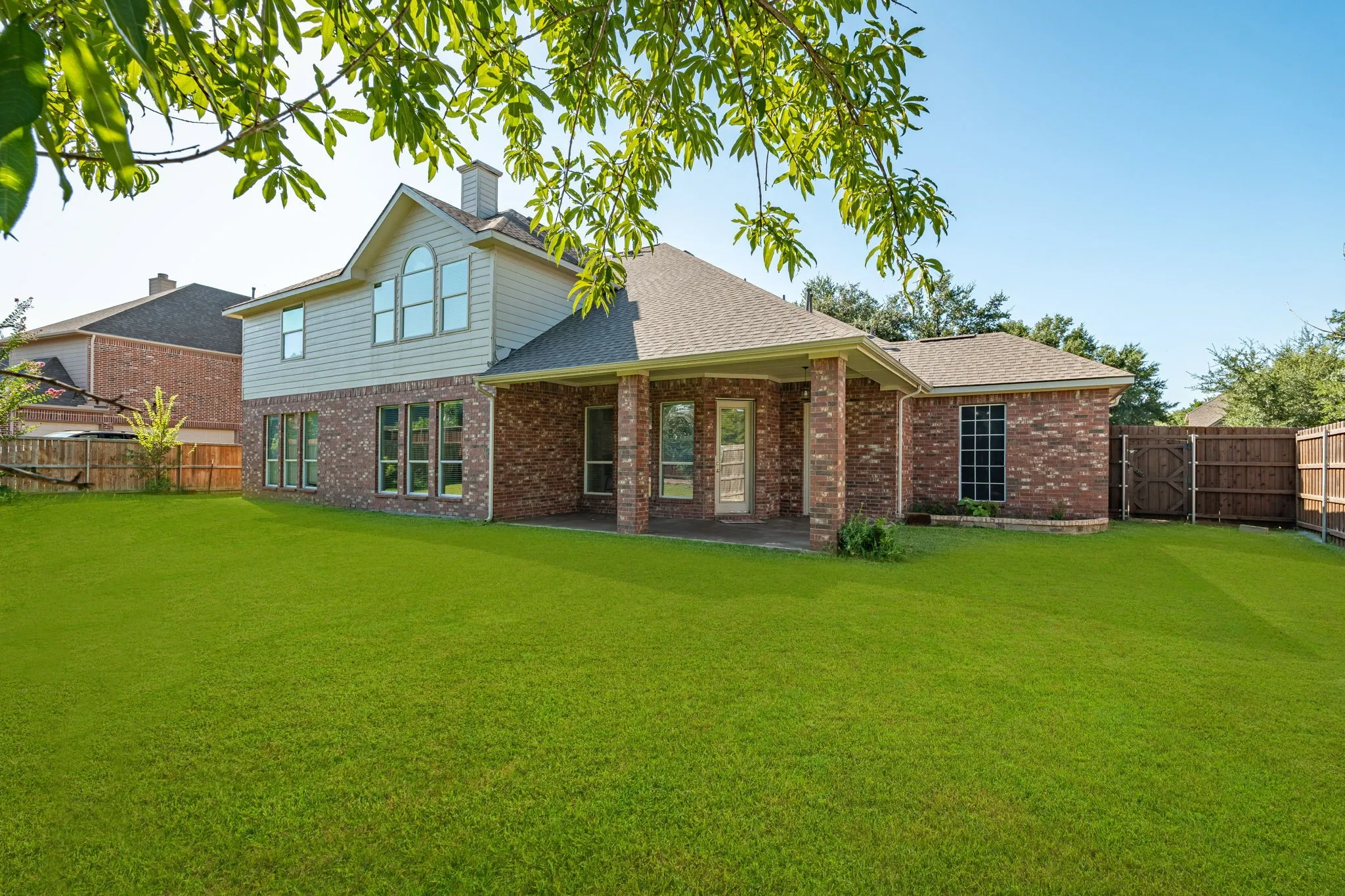 Single Family Residence For Sale in Collin County , 205 Creekside Drive, Murphy, Texas 75094, 5 Bedroom, 5 Bathroom, 3 Garage spaces, 4,327 Sqft, built in 2002, mls#21345273, Real Estate Agent in Murphy, Homes For Sale in Collin county, Homes For Sale in Murphy, Realtor in Murphy Texas, Real Estate Brokerage Independent Realty Texas, Luminita Cordes Realtor