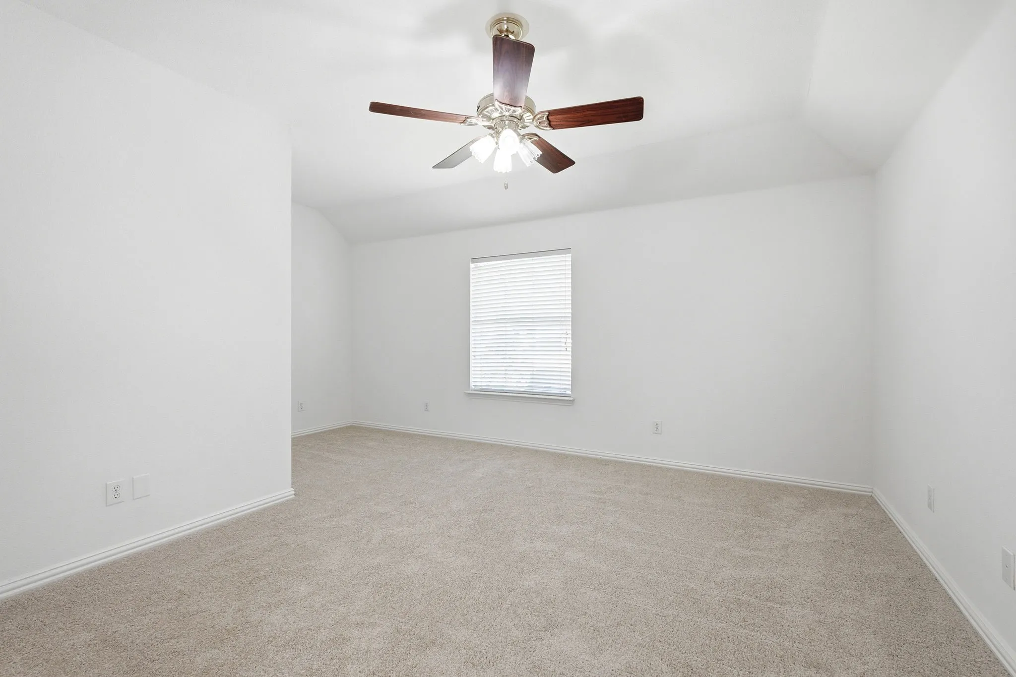 Single Family Residence For Sale in Collin County , 205 Creekside Drive, Murphy, Texas 75094, 5 Bedroom, 5 Bathroom, 3 Garage spaces, 4,327 Sqft, built in 2002, mls#21345273, Real Estate Agent in Murphy, Homes For Sale in Collin county, Homes For Sale in Murphy, Realtor in Murphy Texas, Real Estate Brokerage Independent Realty Texas, Luminita Cordes Realtor