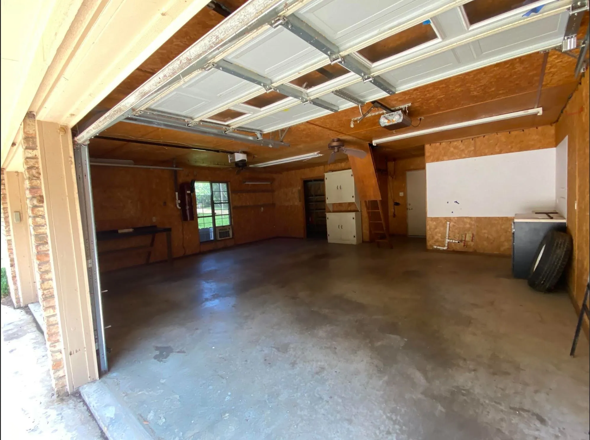 Single Family Residence For Sale in Henderson County , 186 1st Oak Drive, Enchanted Oaks, Texas 75156, 4 Bedroom, 3 Bathroom, 2 Garage spaces, 2,422 Sqft, built in 1979, mls#21341075, Real Estate Agent in Enchanted Oaks, Homes For Sale in Henderson county, Homes For Sale in Enchanted Oaks, Realtor in Enchanted Oaks Texas, Real Estate Brokerage Independent Realty Texas, Luminita Cordes Realtor