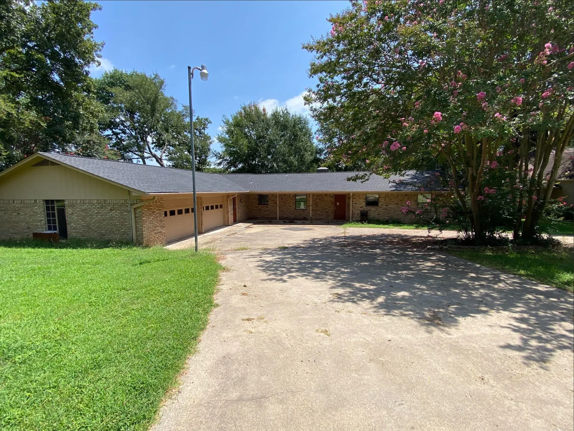Single Family Residence For Sale in Henderson County , 186 1st Oak Drive, Enchanted Oaks, Texas 75156, 4 Bedroom, 3 Bathroom, 2 Garage spaces, 2,422 Sqft, built in 1979, mls#21341075, Real Estate Agent in Enchanted Oaks, Homes For Sale in Henderson county, Homes For Sale in Enchanted Oaks, Realtor in Enchanted Oaks Texas, Real Estate Brokerage Independent Realty Texas, Luminita Cordes Realtor