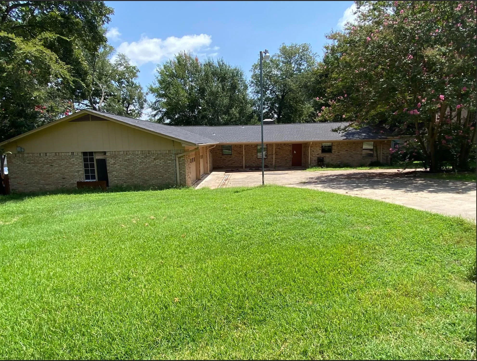 Single Family Residence For Sale in Henderson County , 186 1st Oak Drive, Enchanted Oaks, Texas 75156, 4 Bedroom, 3 Bathroom, 2 Garage spaces, 2,422 Sqft, built in 1979, mls#21341075, Real Estate Agent in Enchanted Oaks, Homes For Sale in Henderson county, Homes For Sale in Enchanted Oaks, Realtor in Enchanted Oaks Texas, Real Estate Brokerage Independent Realty Texas, Luminita Cordes Realtor