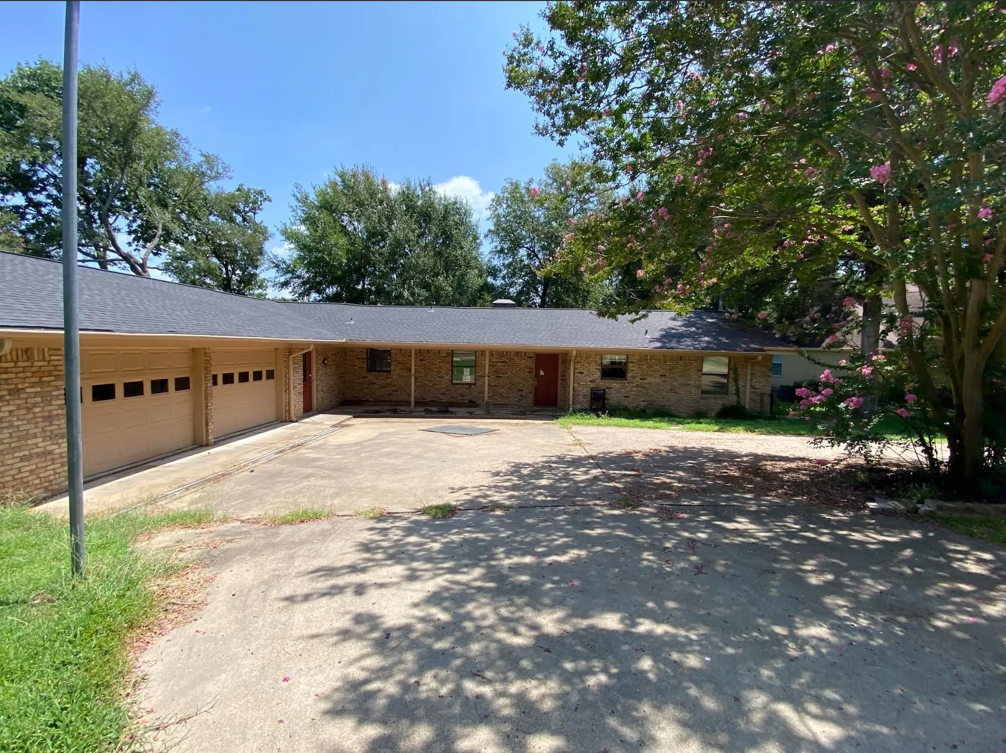 Single Family Residence For Sale in Henderson County , 186 1st Oak Drive, Enchanted Oaks, Texas 75156, 4 Bedroom, 3 Bathroom, 2 Garage spaces, 2,422 Sqft, built in 1979, mls#21341075, Real Estate Agent in Enchanted Oaks, Homes For Sale in Henderson county, Homes For Sale in Enchanted Oaks, Realtor in Enchanted Oaks Texas, Real Estate Brokerage Independent Realty Texas, Luminita Cordes Realtor