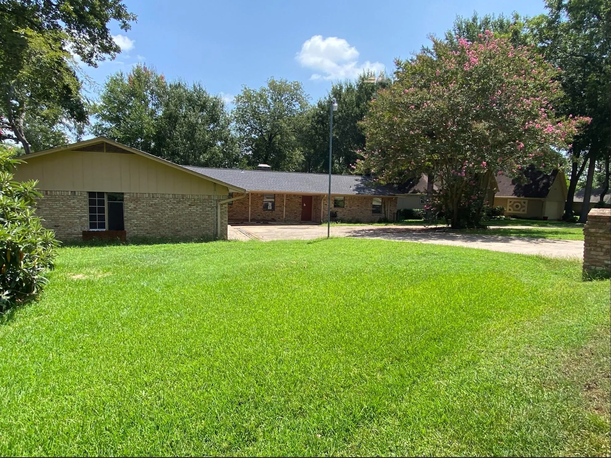Single Family Residence For Sale in Henderson County , 186 1st Oak Drive, Enchanted Oaks, Texas 75156, 4 Bedroom, 3 Bathroom, 2 Garage spaces, 2,422 Sqft, built in 1979, mls#21341075, Real Estate Agent in Enchanted Oaks, Homes For Sale in Henderson county, Homes For Sale in Enchanted Oaks, Realtor in Enchanted Oaks Texas, Real Estate Brokerage Independent Realty Texas, Luminita Cordes Realtor