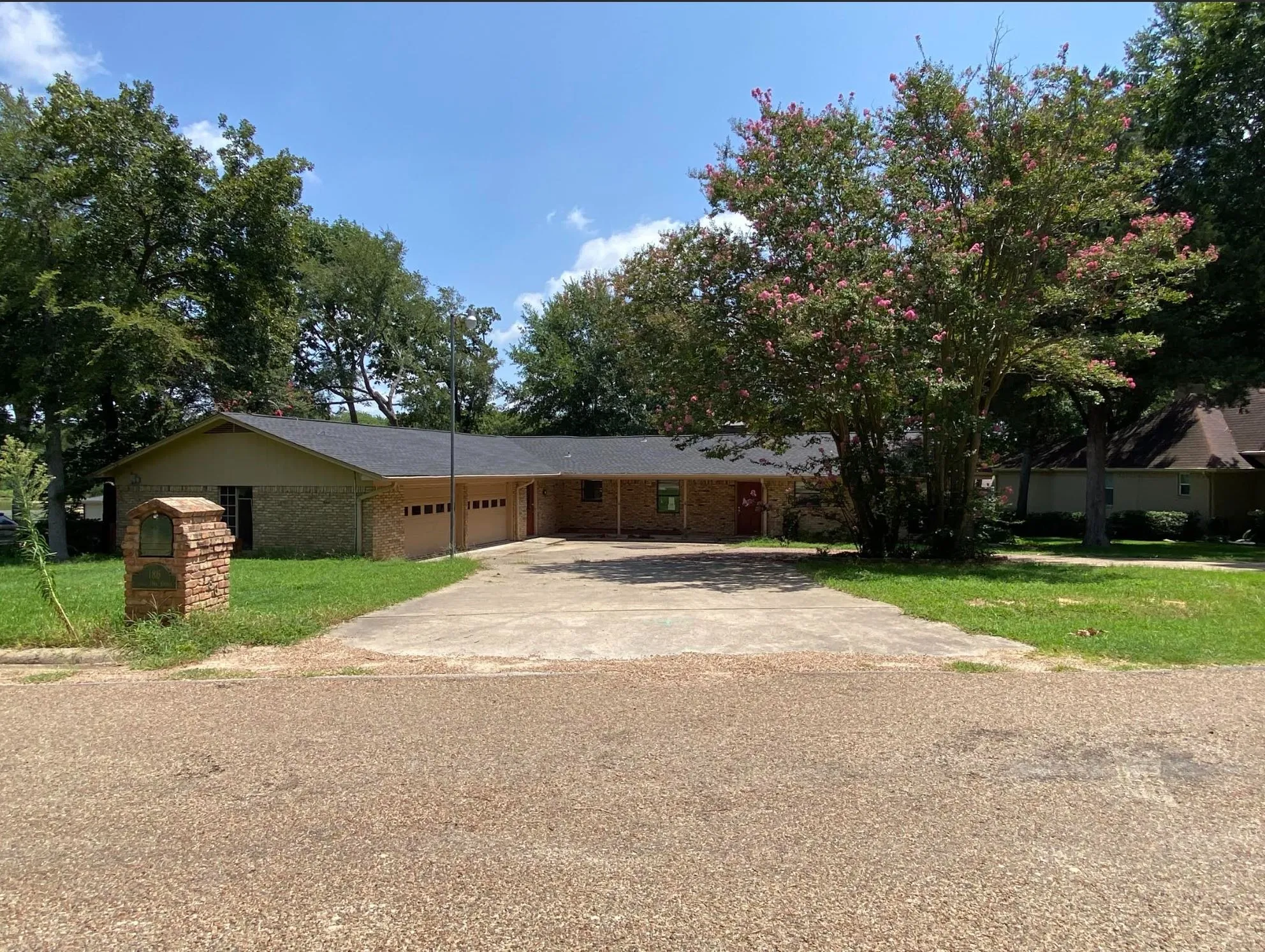 Single Family Residence For Sale in Henderson County , 186 1st Oak Drive, Enchanted Oaks, Texas 75156, 4 Bedroom, 3 Bathroom, 2 Garage spaces, 2,422 Sqft, built in 1979, mls#21341075, Real Estate Agent in Enchanted Oaks, Homes For Sale in Henderson county, Homes For Sale in Enchanted Oaks, Realtor in Enchanted Oaks Texas, Real Estate Brokerage Independent Realty Texas, Luminita Cordes Realtor