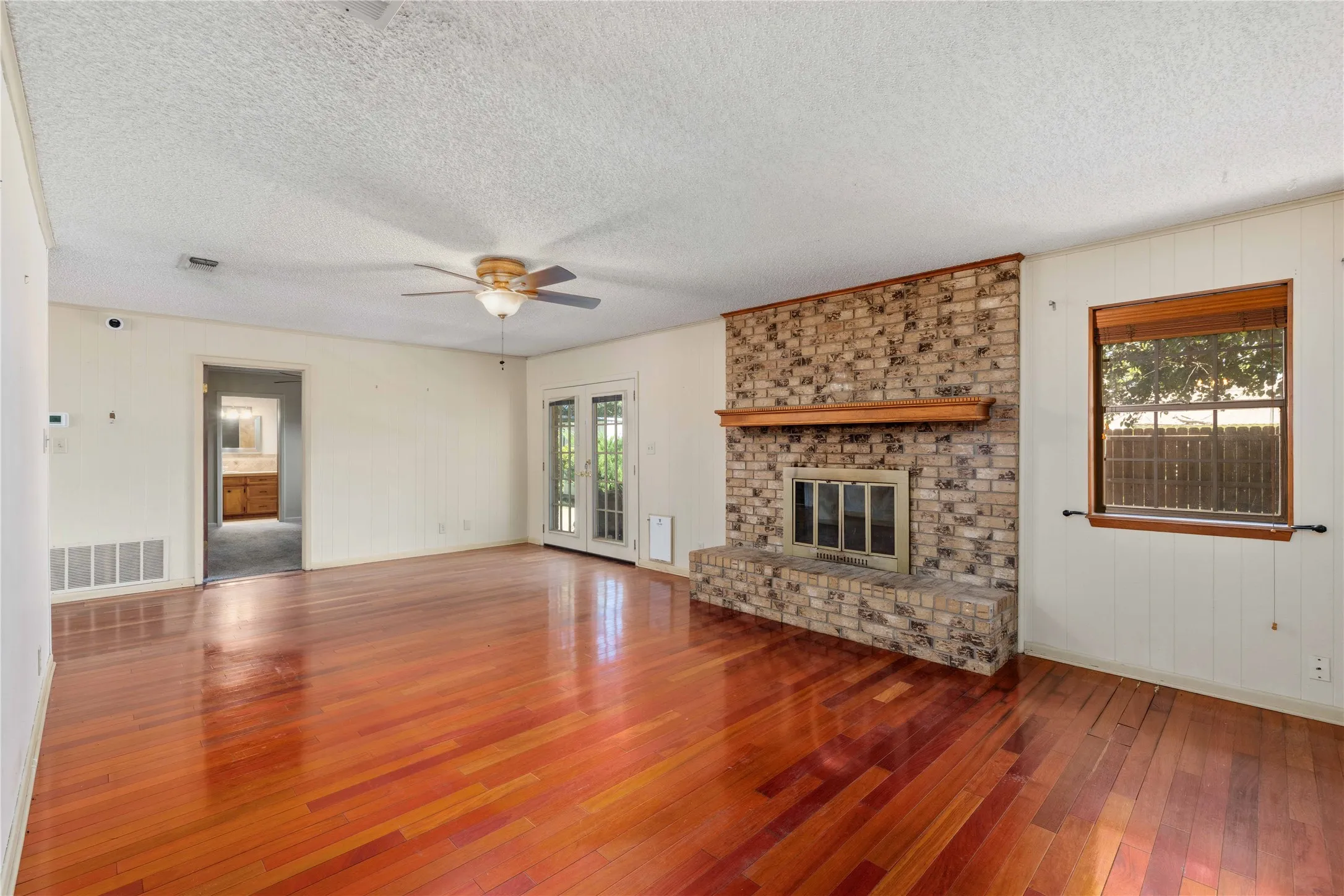 Single Family Residence For Sale in Brown County , 2204 10th Street, Brownwood, Texas 76801, 3 Bedroom, 2 Bathroom, 2 Garage spaces, 1,559 Sqft, built in 1978, mls#21334984, Real Estate Agent in Brownwood, Homes For Sale in Brown county, Homes For Sale in Brownwood, Realtor in Brownwood Texas, Real Estate Brokerage Independent Realty Texas, Luminita Cordes Realtor