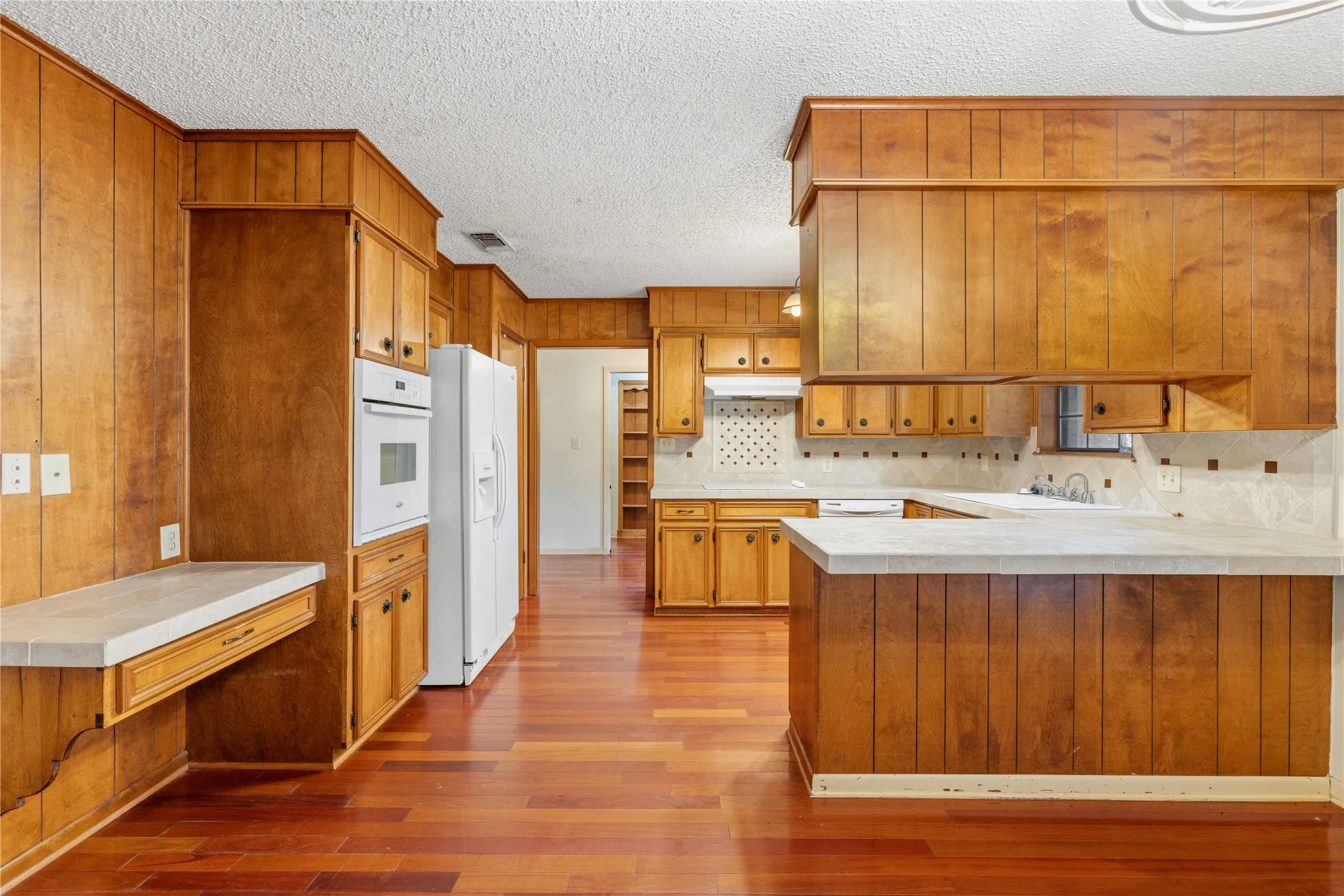 Single Family Residence For Sale in Brown County , 2204 10th Street, Brownwood, Texas 76801, 3 Bedroom, 2 Bathroom, 2 Garage spaces, 1,559 Sqft, built in 1978, mls#21334984, Real Estate Agent in Brownwood, Homes For Sale in Brown county, Homes For Sale in Brownwood, Realtor in Brownwood Texas, Real Estate Brokerage Independent Realty Texas, Luminita Cordes Realtor