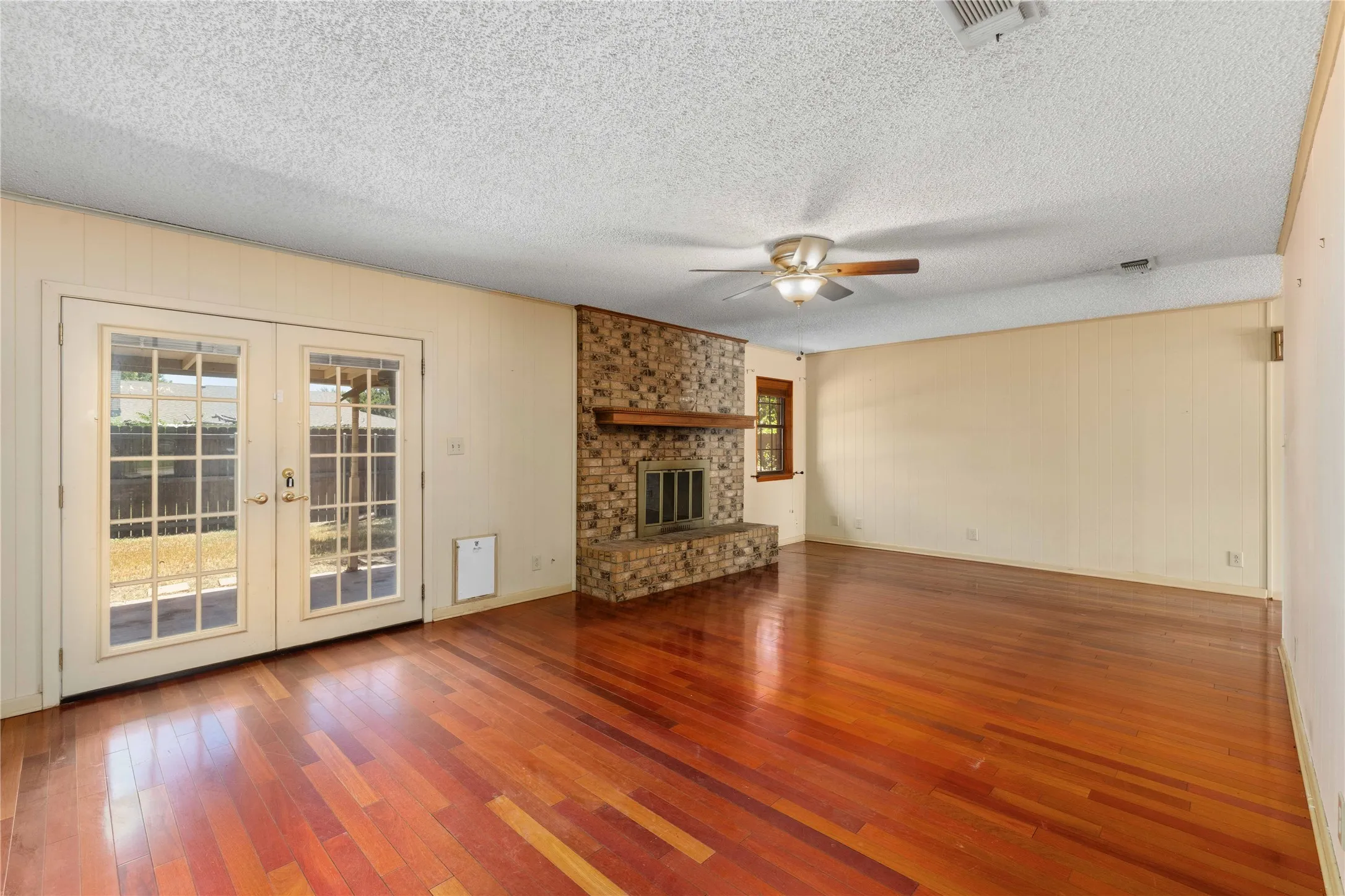 Single Family Residence For Sale in Brown County , 2204 10th Street, Brownwood, Texas 76801, 3 Bedroom, 2 Bathroom, 2 Garage spaces, 1,559 Sqft, built in 1978, mls#21334984, Real Estate Agent in Brownwood, Homes For Sale in Brown county, Homes For Sale in Brownwood, Realtor in Brownwood Texas, Real Estate Brokerage Independent Realty Texas, Luminita Cordes Realtor