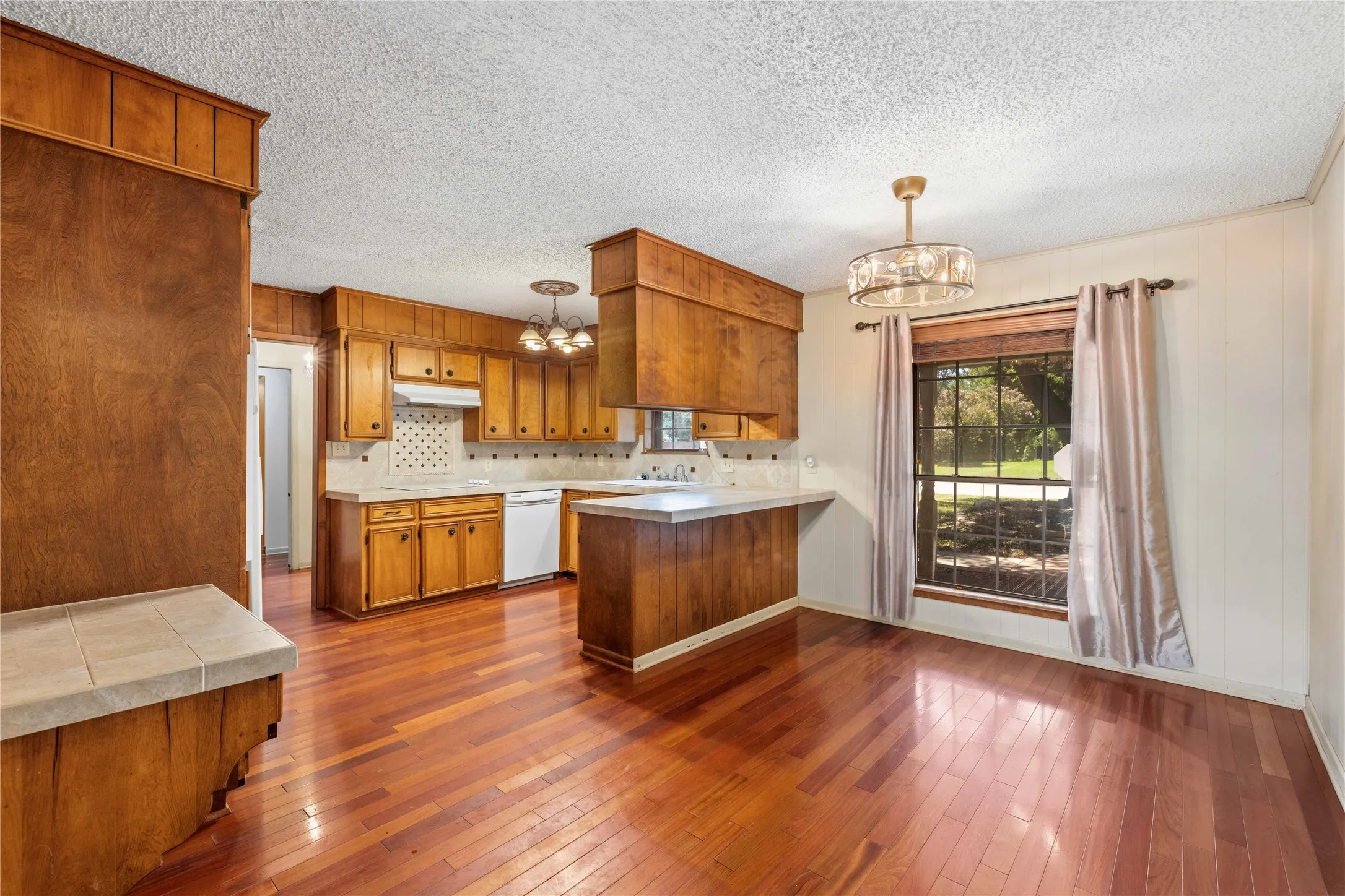 Single Family Residence For Sale in Brown County , 2204 10th Street, Brownwood, Texas 76801, 3 Bedroom, 2 Bathroom, 2 Garage spaces, 1,559 Sqft, built in 1978, mls#21334984, Real Estate Agent in Brownwood, Homes For Sale in Brown county, Homes For Sale in Brownwood, Realtor in Brownwood Texas, Real Estate Brokerage Independent Realty Texas, Luminita Cordes Realtor