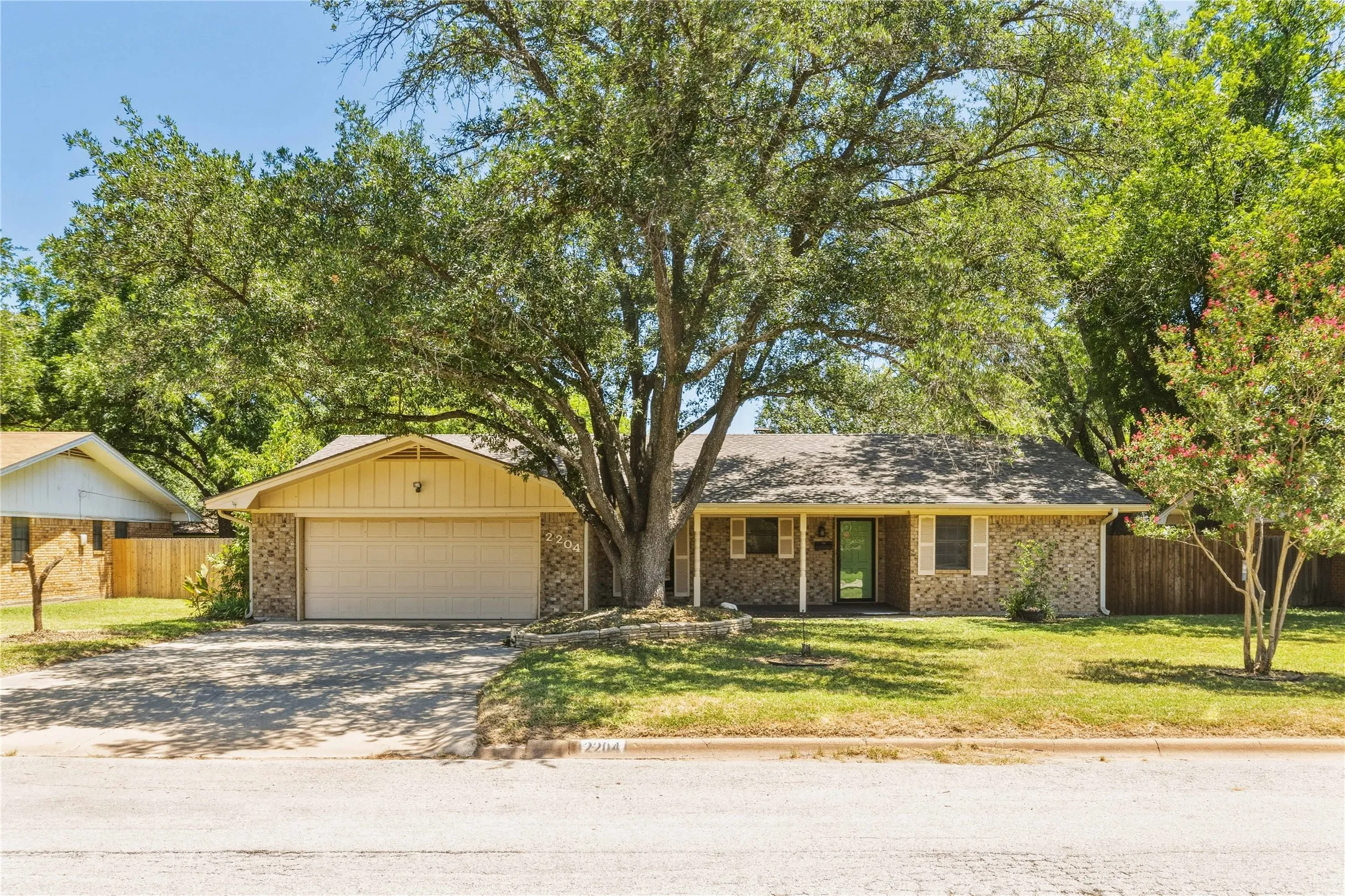 Single Family Residence For Sale in Brown County , 2204 10th Street, Brownwood, Texas 76801, 3 Bedroom, 2 Bathroom, 2 Garage spaces, 1,559 Sqft, built in 1978, mls#21334984, Real Estate Agent in Brownwood, Homes For Sale in Brown county, Homes For Sale in Brownwood, Realtor in Brownwood Texas, Real Estate Brokerage Independent Realty Texas, Luminita Cordes Realtor