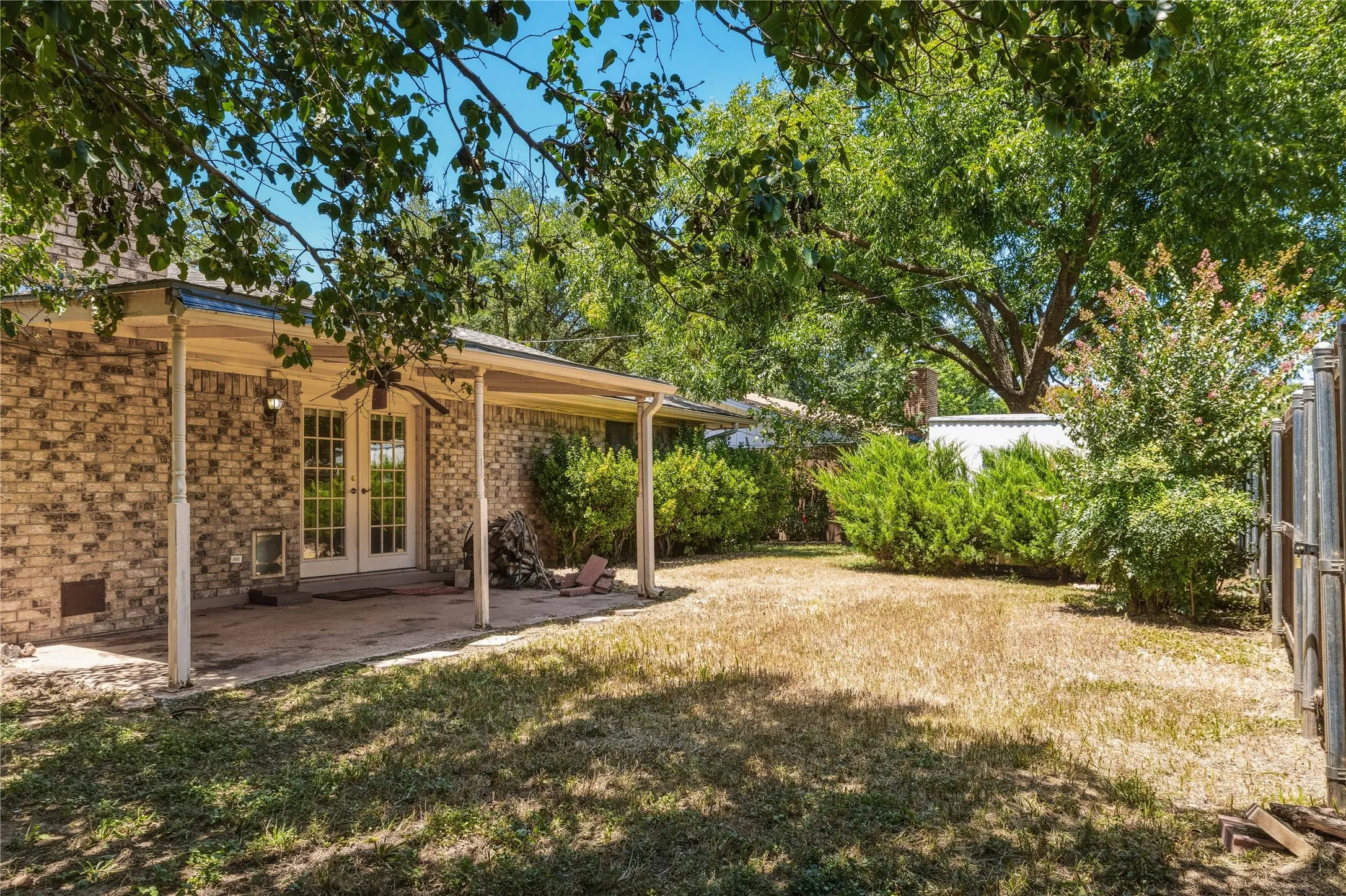Single Family Residence For Sale in Brown County , 2204 10th Street, Brownwood, Texas 76801, 3 Bedroom, 2 Bathroom, 2 Garage spaces, 1,559 Sqft, built in 1978, mls#21334984, Real Estate Agent in Brownwood, Homes For Sale in Brown county, Homes For Sale in Brownwood, Realtor in Brownwood Texas, Real Estate Brokerage Independent Realty Texas, Luminita Cordes Realtor