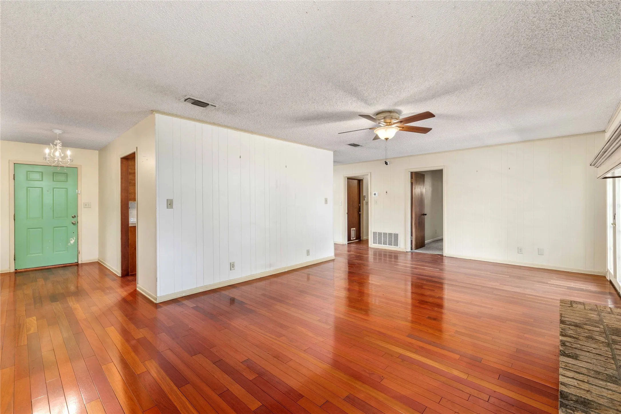 Single Family Residence For Sale in Brown County , 2204 10th Street, Brownwood, Texas 76801, 3 Bedroom, 2 Bathroom, 2 Garage spaces, 1,559 Sqft, built in 1978, mls#21334984, Real Estate Agent in Brownwood, Homes For Sale in Brown county, Homes For Sale in Brownwood, Realtor in Brownwood Texas, Real Estate Brokerage Independent Realty Texas, Luminita Cordes Realtor