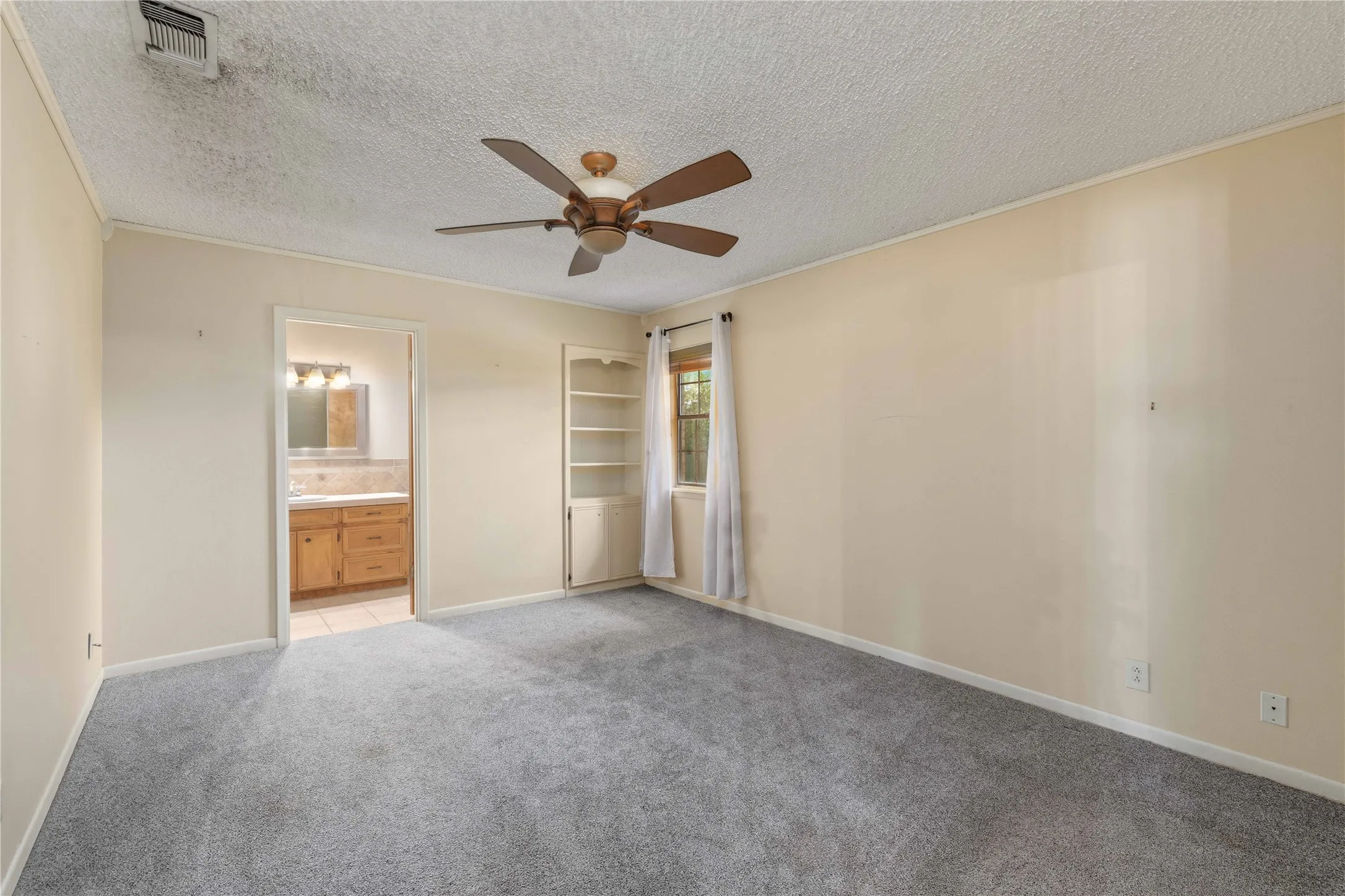 Single Family Residence For Sale in Brown County , 2204 10th Street, Brownwood, Texas 76801, 3 Bedroom, 2 Bathroom, 2 Garage spaces, 1,559 Sqft, built in 1978, mls#21334984, Real Estate Agent in Brownwood, Homes For Sale in Brown county, Homes For Sale in Brownwood, Realtor in Brownwood Texas, Real Estate Brokerage Independent Realty Texas, Luminita Cordes Realtor