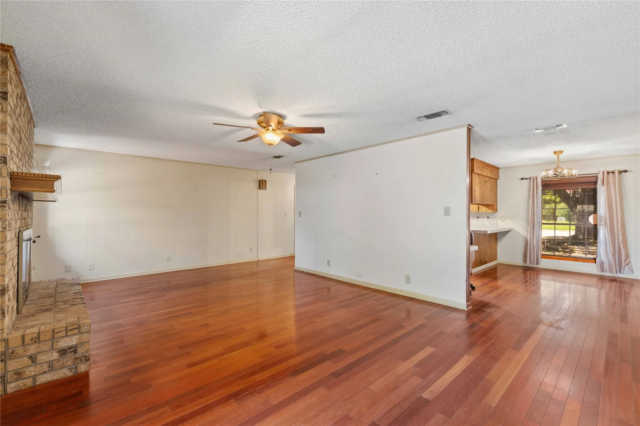 Single Family Residence For Sale in Brown County , 2204 10th Street, Brownwood, Texas 76801, 3 Bedroom, 2 Bathroom, 2 Garage spaces, 1,559 Sqft, built in 1978, mls#21334984, Real Estate Agent in Brownwood, Homes For Sale in Brown county, Homes For Sale in Brownwood, Realtor in Brownwood Texas, Real Estate Brokerage Independent Realty Texas, Luminita Cordes Realtor