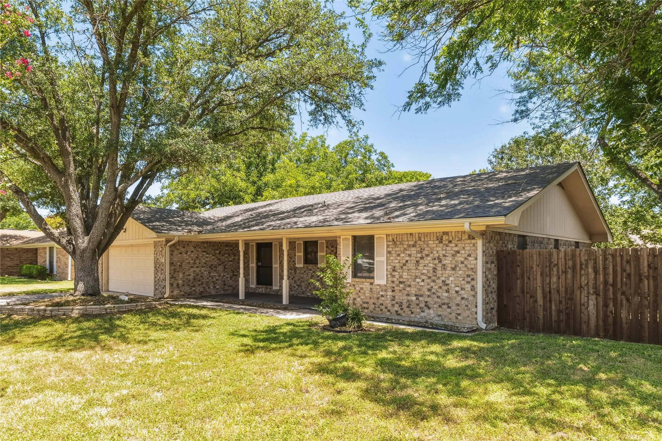 Single Family Residence For Sale in Brown County , 2204 10th Street, Brownwood, Texas 76801, 3 Bedroom, 2 Bathroom, 2 Garage spaces, 1,559 Sqft, built in 1978, mls#21334984, Real Estate Agent in Brownwood, Homes For Sale in Brown county, Homes For Sale in Brownwood, Realtor in Brownwood Texas, Real Estate Brokerage Independent Realty Texas, Luminita Cordes Realtor