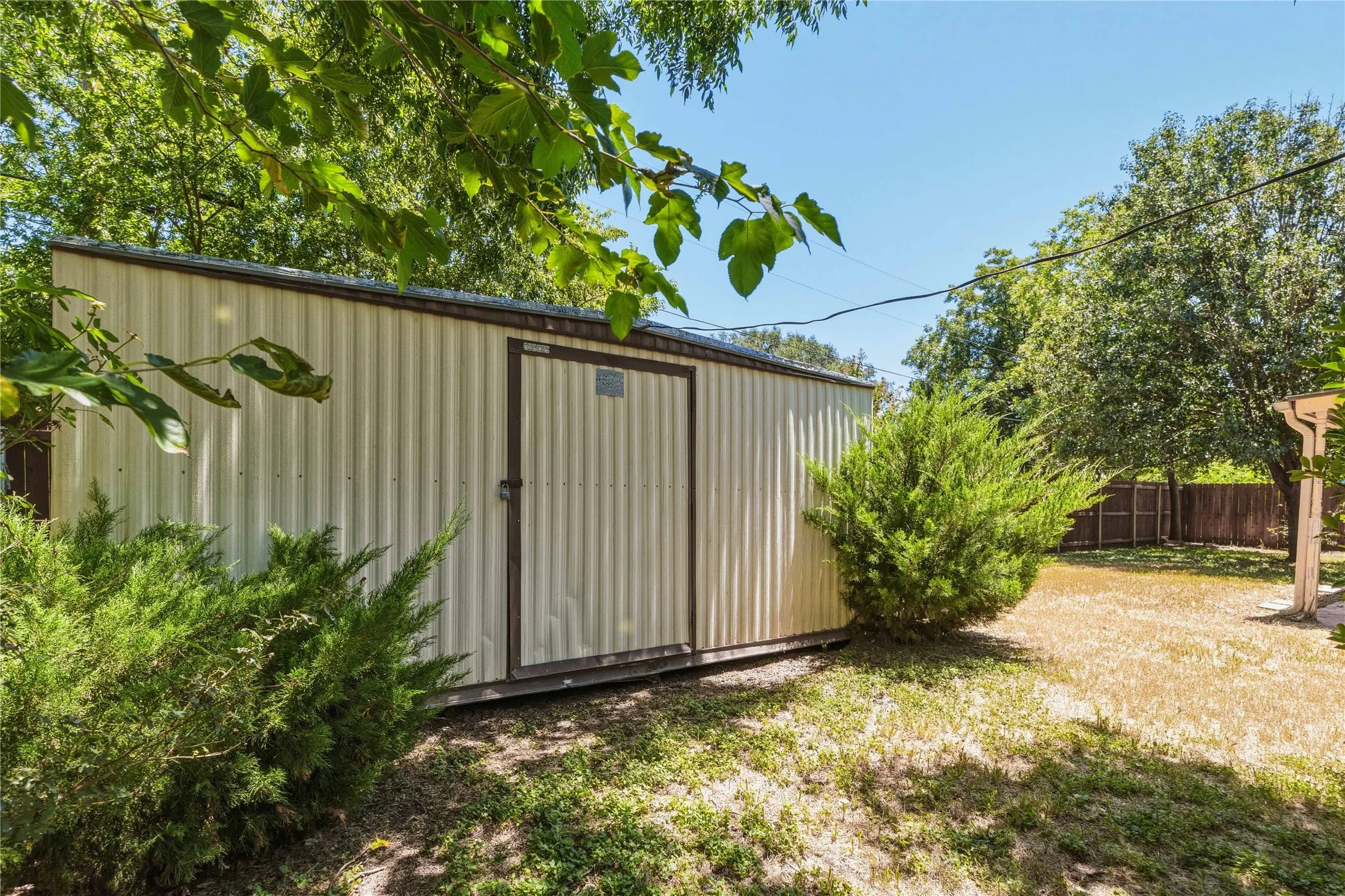Single Family Residence For Sale in Brown County , 2204 10th Street, Brownwood, Texas 76801, 3 Bedroom, 2 Bathroom, 2 Garage spaces, 1,559 Sqft, built in 1978, mls#21334984, Real Estate Agent in Brownwood, Homes For Sale in Brown county, Homes For Sale in Brownwood, Realtor in Brownwood Texas, Real Estate Brokerage Independent Realty Texas, Luminita Cordes Realtor
