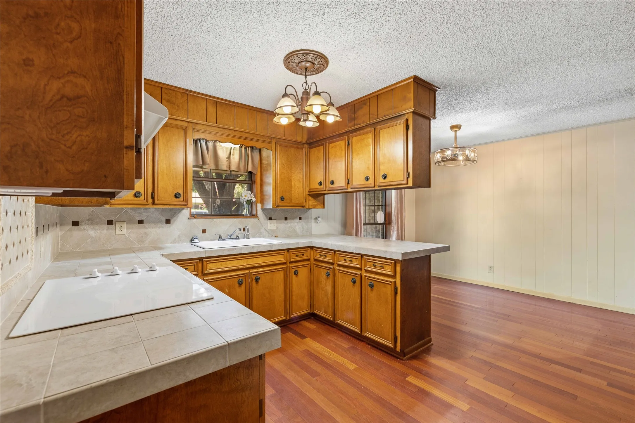 Single Family Residence For Sale in Brown County , 2204 10th Street, Brownwood, Texas 76801, 3 Bedroom, 2 Bathroom, 2 Garage spaces, 1,559 Sqft, built in 1978, mls#21334984, Real Estate Agent in Brownwood, Homes For Sale in Brown county, Homes For Sale in Brownwood, Realtor in Brownwood Texas, Real Estate Brokerage Independent Realty Texas, Luminita Cordes Realtor