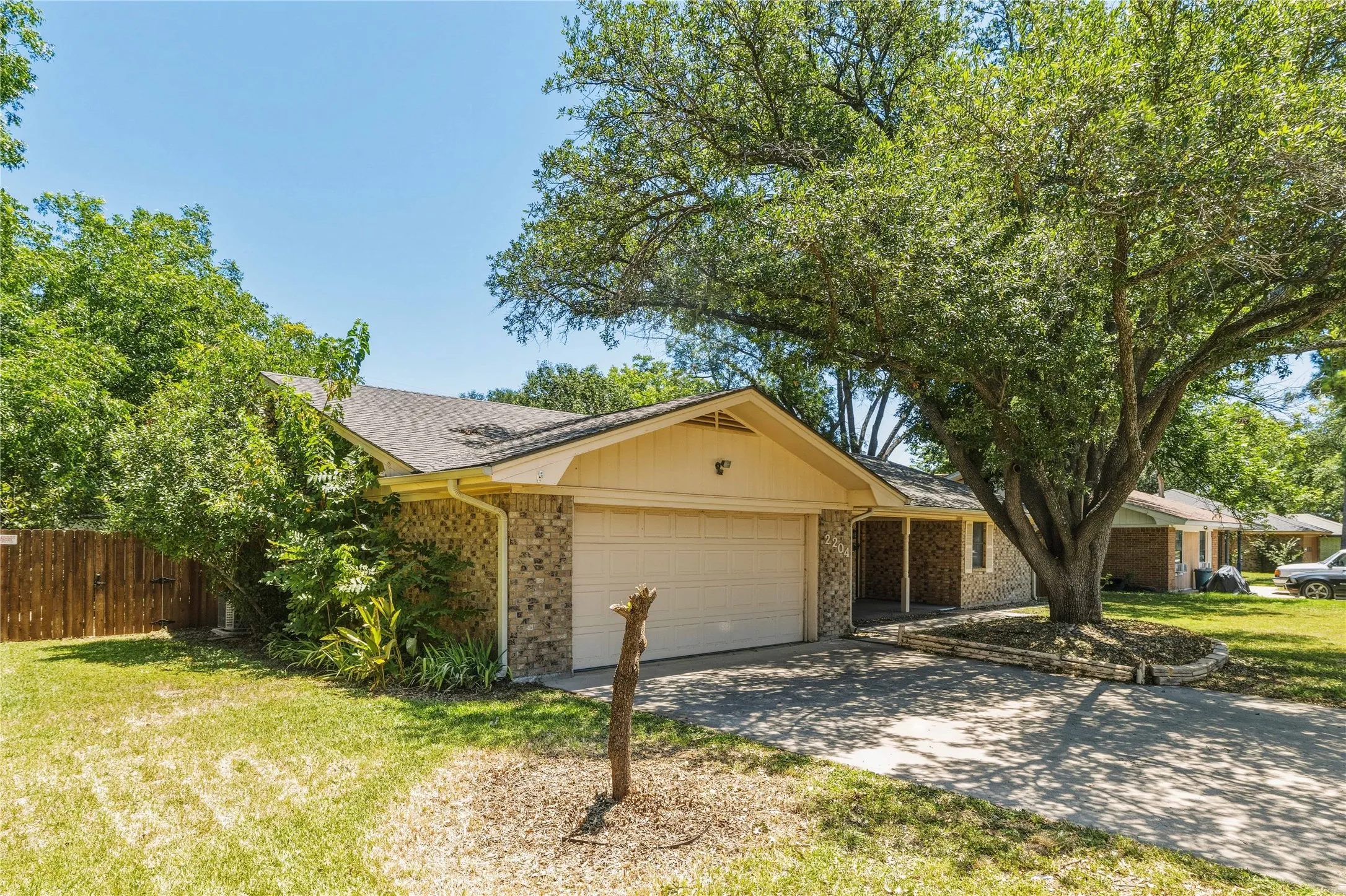 Single Family Residence For Sale in Brown County , 2204 10th Street, Brownwood, Texas 76801, 3 Bedroom, 2 Bathroom, 2 Garage spaces, 1,559 Sqft, built in 1978, mls#21334984, Real Estate Agent in Brownwood, Homes For Sale in Brown county, Homes For Sale in Brownwood, Realtor in Brownwood Texas, Real Estate Brokerage Independent Realty Texas, Luminita Cordes Realtor