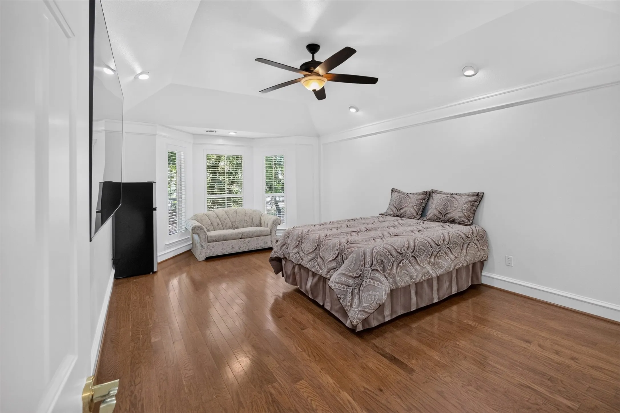 Single Family Residence For Sale in Tarrant County , 2805 Pine View Drive, Grapevine, Texas 76051, 4 Bedrooms, 3 Bathrooms, 2 Garage spaces, 2,912 Sqft, built in 1987, Price $769,900, mls#21345266, Real Estate Agent in Grapevine, Homes For Sale in Tarrant county, Homes For Sale in Grapevine, Realtor in Grapevine Texas, Real Estate Brokerage Independent Realty Texas, Luminita Cordes Realtor