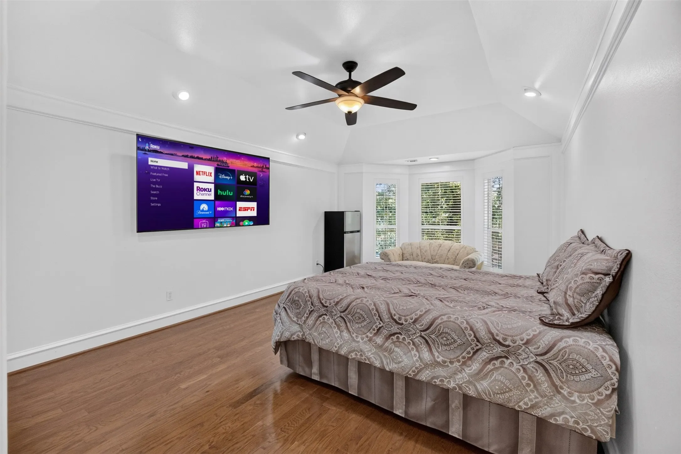 Single Family Residence For Sale in Tarrant County , 2805 Pine View Drive, Grapevine, Texas 76051, 4 Bedrooms, 3 Bathrooms, 2 Garage spaces, 2,912 Sqft, built in 1987, Price $769,900, mls#21345266, Real Estate Agent in Grapevine, Homes For Sale in Tarrant county, Homes For Sale in Grapevine, Realtor in Grapevine Texas, Real Estate Brokerage Independent Realty Texas, Luminita Cordes Realtor