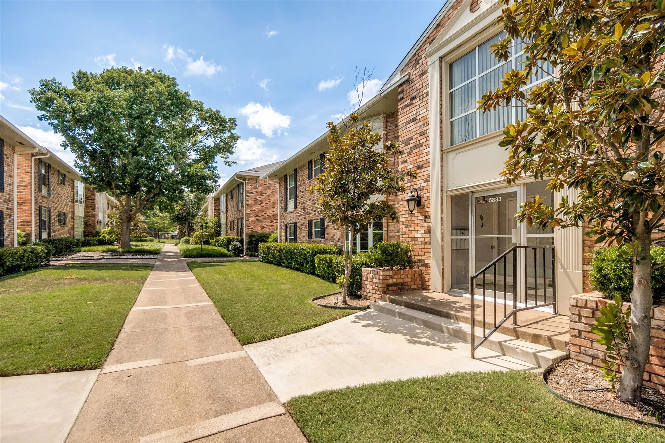 Condominium For Sale in Dallas County , 5833 E University Boulevard A, Dallas, Texas 75206, 2 Bedroom, 2 Bathroom, Garage spaces, 1,338 Sqft, built in 1964, mls#21345184, Real Estate Agent in Dallas, Homes For Sale in Dallas county, Homes For Sale in Dallas, Realtor in Dallas Texas, Real Estate Brokerage Independent Realty Texas, Luminita Cordes Realtor