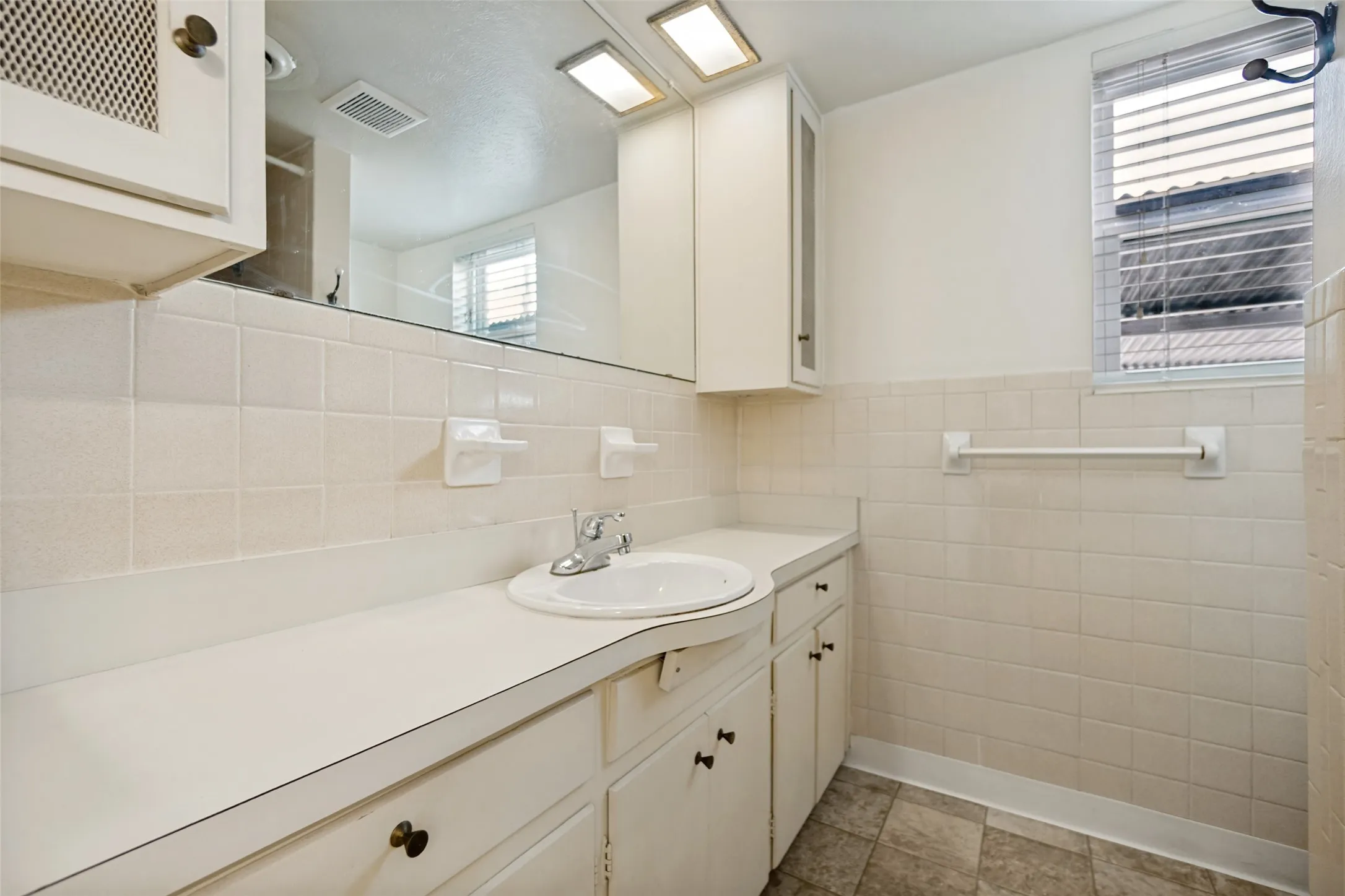 Condominium For Sale in Dallas County , 5833 E University Boulevard A, Dallas, Texas 75206, 2 Bedroom, 2 Bathroom, Garage spaces, 1,338 Sqft, built in 1964, mls#21345184, Real Estate Agent in Dallas, Homes For Sale in Dallas county, Homes For Sale in Dallas, Realtor in Dallas Texas, Real Estate Brokerage Independent Realty Texas, Luminita Cordes Realtor