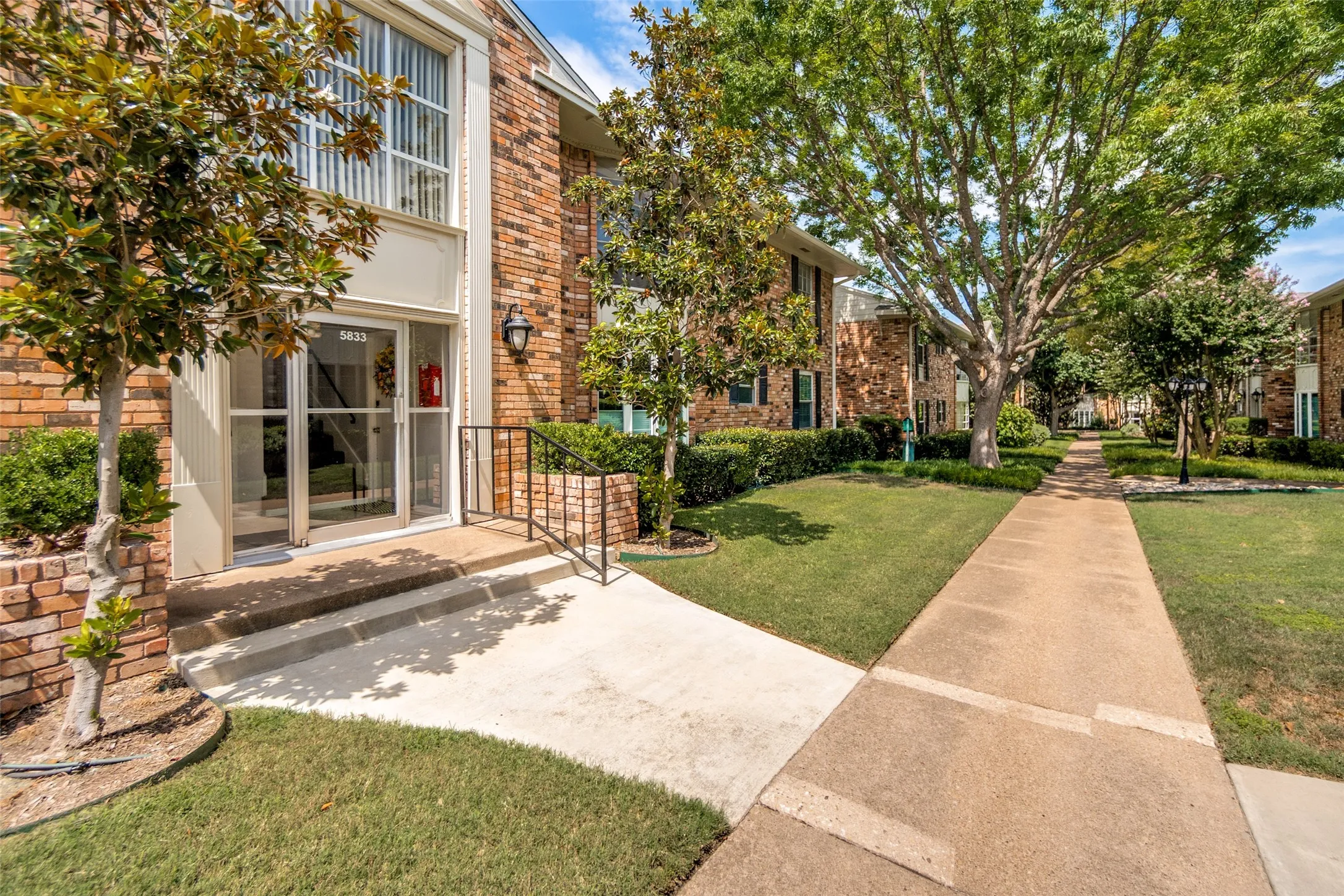 Condominium For Sale in Dallas County , 5833 E University Boulevard A, Dallas, Texas 75206, 2 Bedroom, 2 Bathroom, Garage spaces, 1,338 Sqft, built in 1964, mls#21345184, Real Estate Agent in Dallas, Homes For Sale in Dallas county, Homes For Sale in Dallas, Realtor in Dallas Texas, Real Estate Brokerage Independent Realty Texas, Luminita Cordes Realtor
