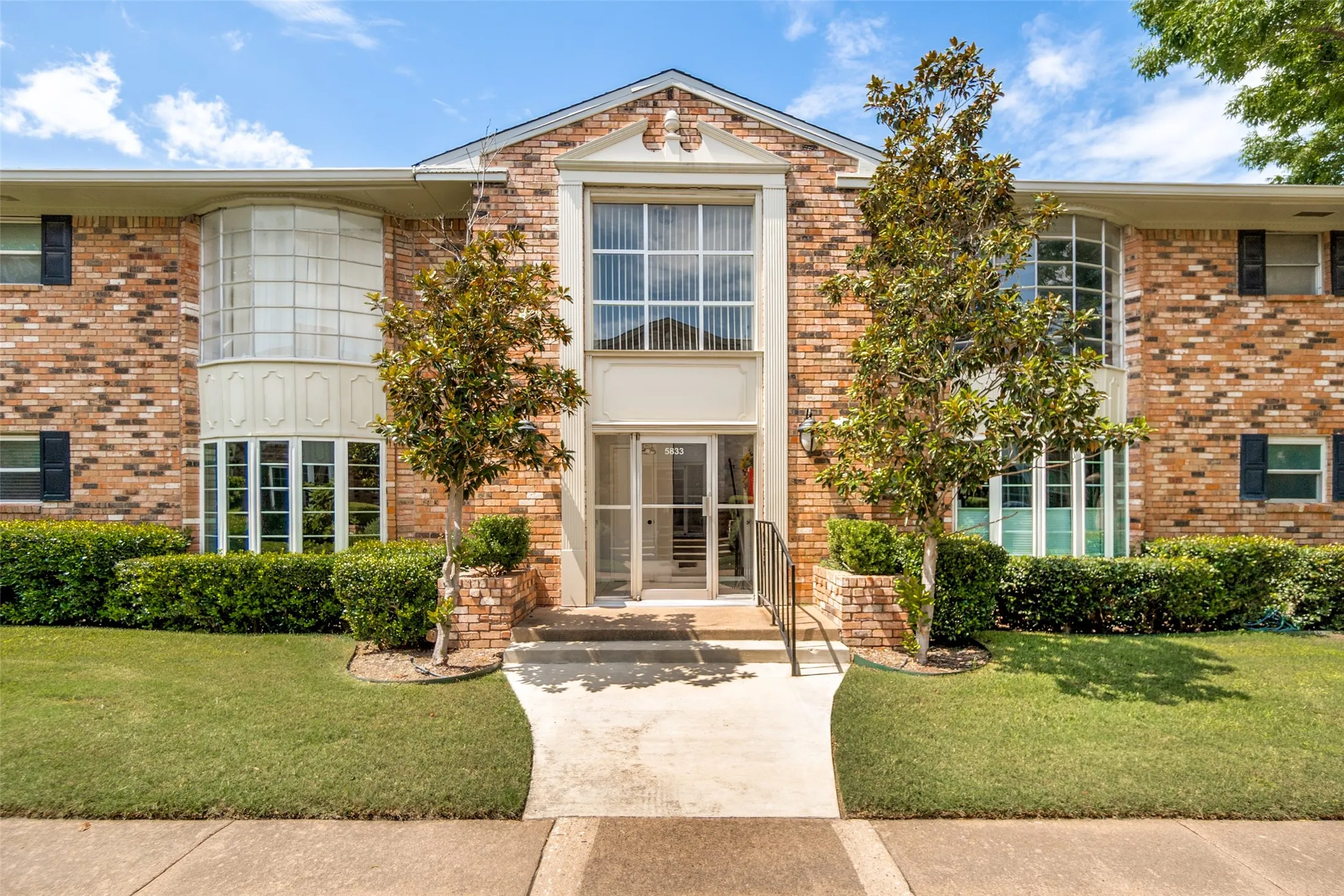 Condominium For Sale in Dallas County , 5833 E University Boulevard A, Dallas, Texas 75206, 2 Bedroom, 2 Bathroom, Garage spaces, 1,338 Sqft, built in 1964, mls#21345184, Real Estate Agent in Dallas, Homes For Sale in Dallas county, Homes For Sale in Dallas, Realtor in Dallas Texas, Real Estate Brokerage Independent Realty Texas, Luminita Cordes Realtor