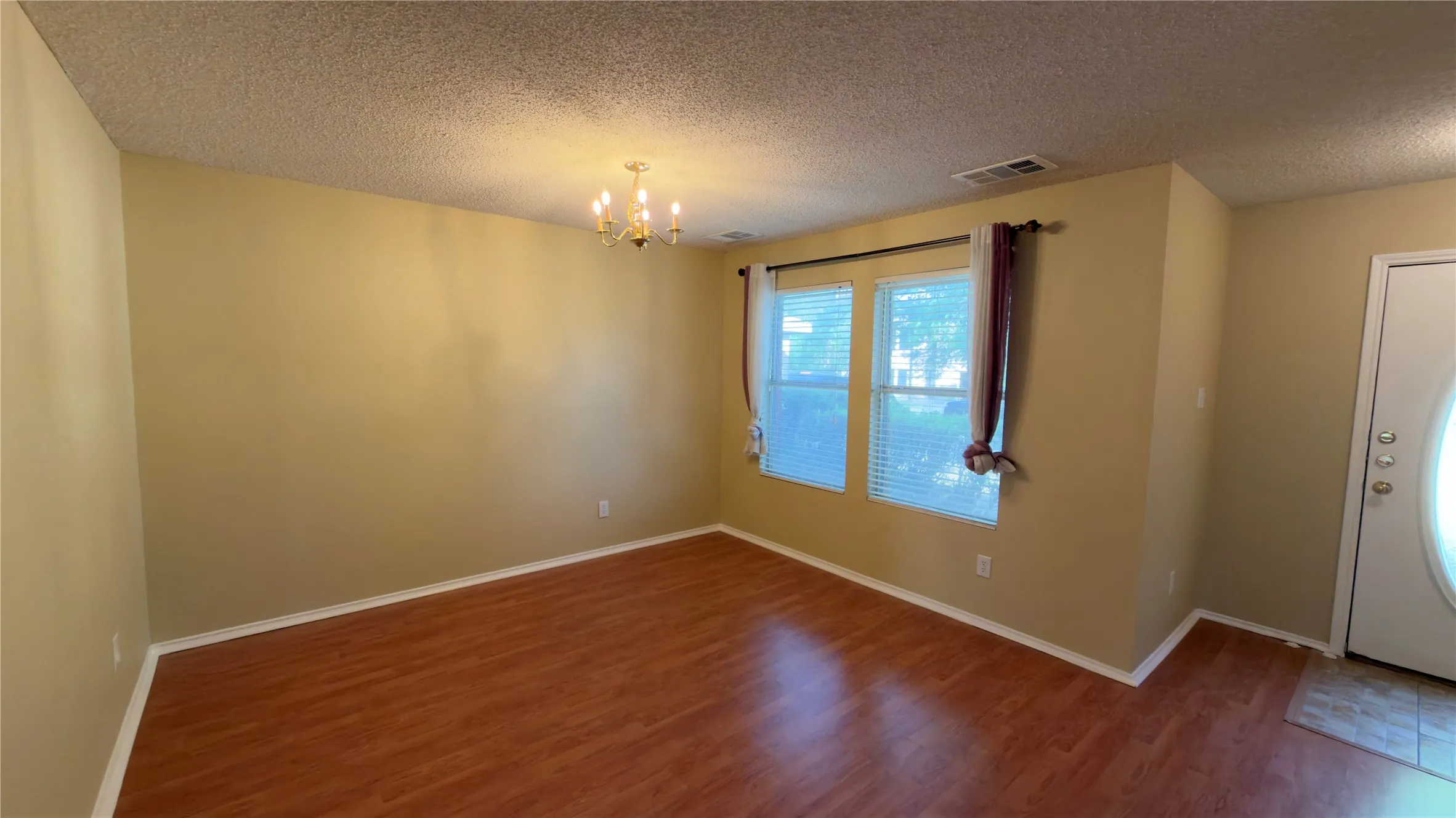 Single Family Residence For Rent in Tarrant County , 5356 Royal Birkdale Drive, Fort Worth, Texas 76135, 5 Bedroom, 3 Bathroom, 2 Garage spaces, 2,730 Sqft, built in 2000, mls#21346526, Real Estate Agent in Fort Worth, Homes For Rent in Tarrant county, Homes For Rent in Fort Worth, Realtor in Fort Worth Texas, Real Estate Brokerage Independent Realty Texas, Luminita Cordes Realtor