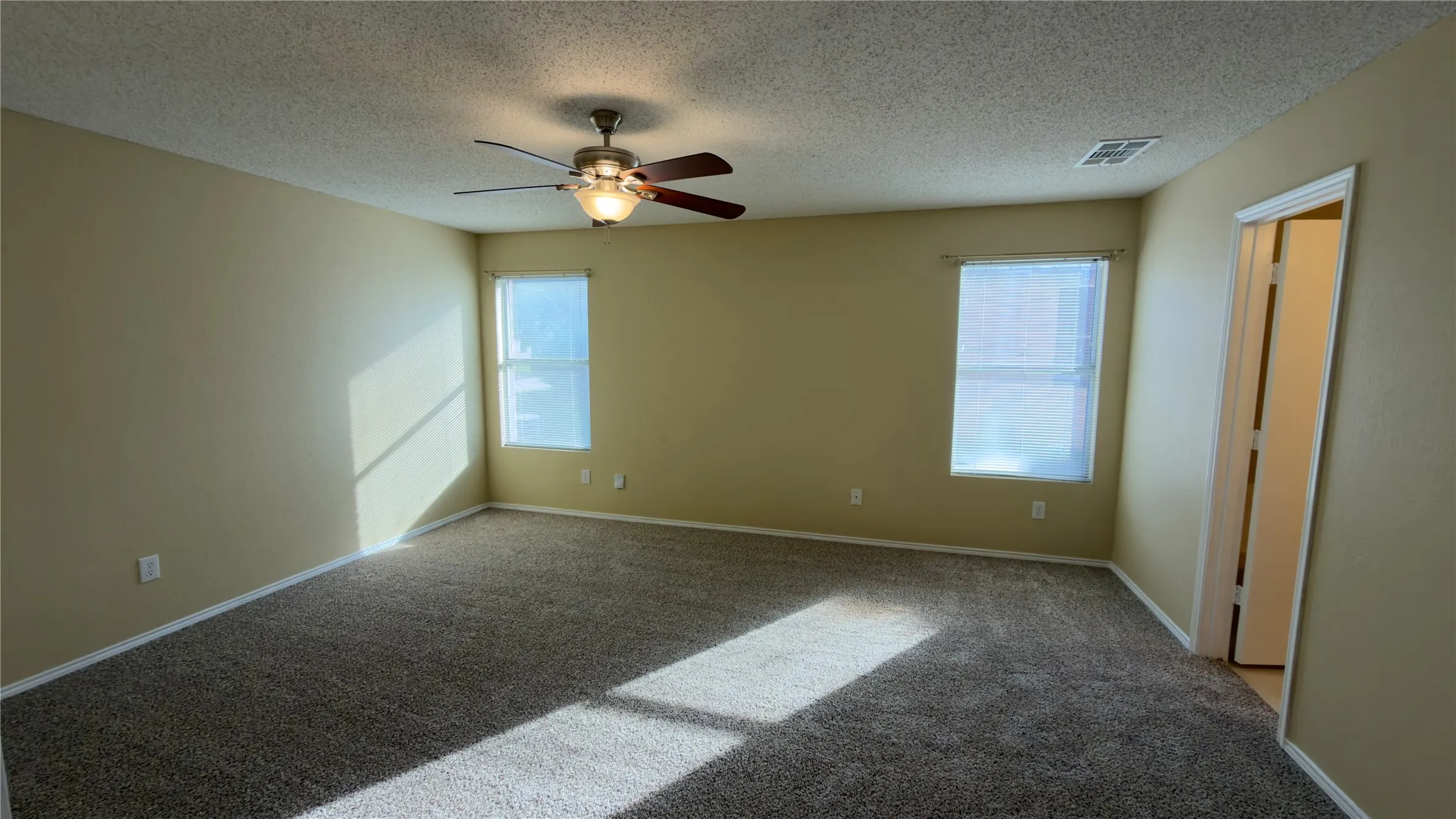 Single Family Residence For Rent in Tarrant County , 5356 Royal Birkdale Drive, Fort Worth, Texas 76135, 5 Bedroom, 3 Bathroom, 2 Garage spaces, 2,730 Sqft, built in 2000, mls#21346526, Real Estate Agent in Fort Worth, Homes For Rent in Tarrant county, Homes For Rent in Fort Worth, Realtor in Fort Worth Texas, Real Estate Brokerage Independent Realty Texas, Luminita Cordes Realtor
