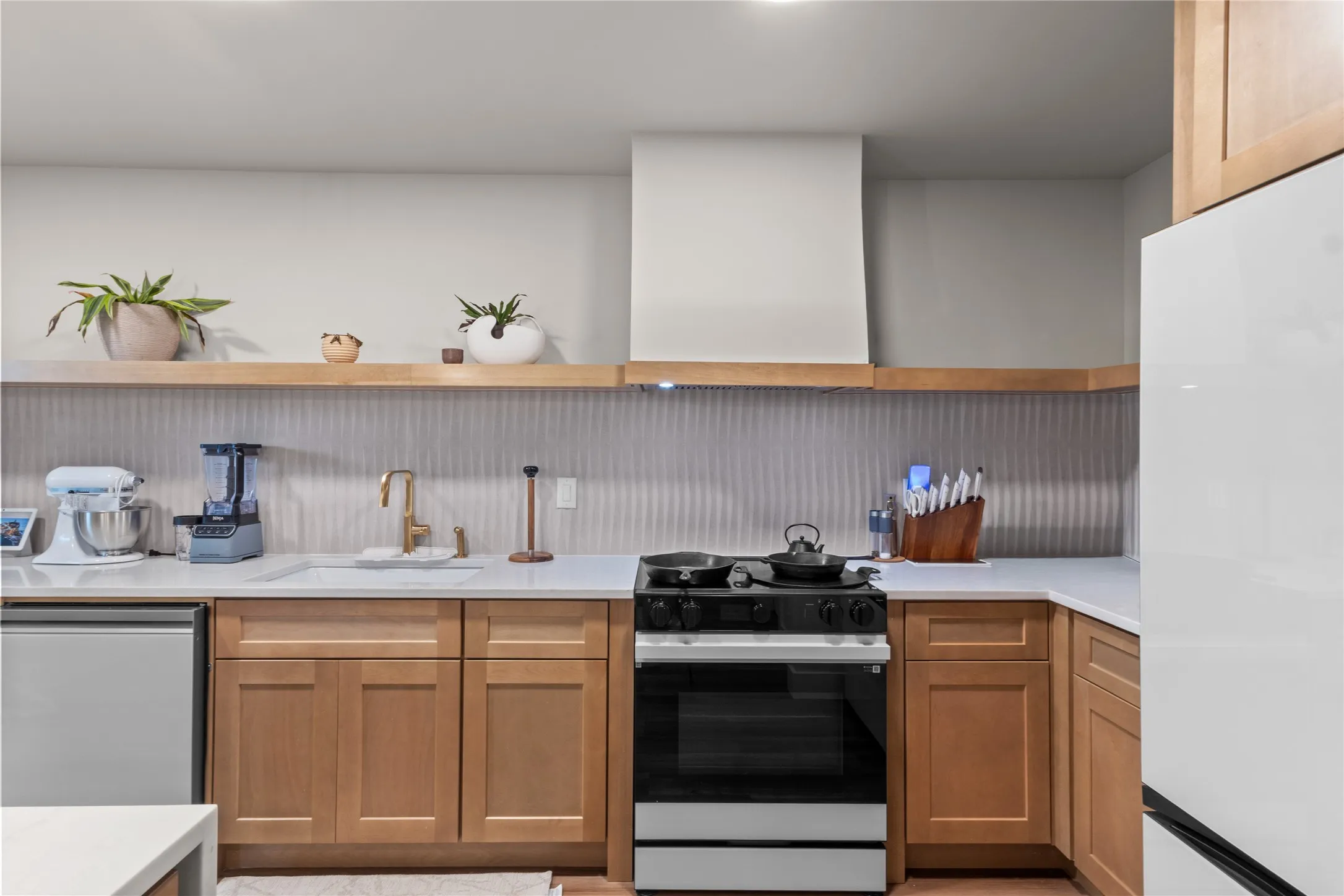 Single Family Residence For Sale in Dallas County , 6219 Cedar Lane, Rowlett, Texas 75089, 3 Bedroom, 2 Bathroom, 2 Garage spaces, 1,476 Sqft, built in 1973, mls#21346495, Real Estate Agent in Rowlett, Homes For Sale in Dallas county, Homes For Sale in Rowlett, Realtor in Rowlett Texas, Real Estate Brokerage Independent Realty Texas, Luminita Cordes Realtor