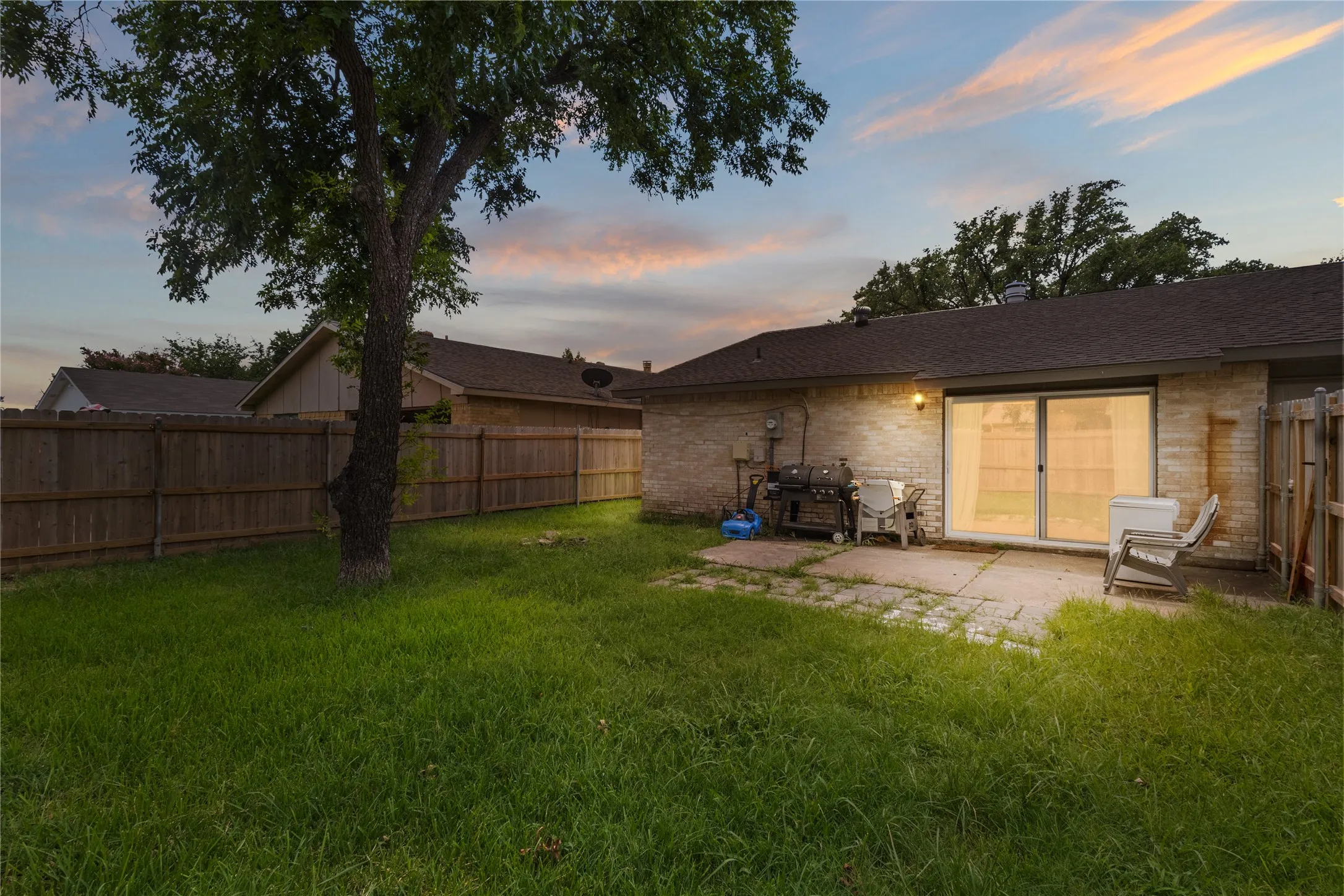 Single Family Residence For Sale in Dallas County , 6219 Cedar Lane, Rowlett, Texas 75089, 3 Bedroom, 2 Bathroom, 2 Garage spaces, 1,476 Sqft, built in 1973, mls#21346495, Real Estate Agent in Rowlett, Homes For Sale in Dallas county, Homes For Sale in Rowlett, Realtor in Rowlett Texas, Real Estate Brokerage Independent Realty Texas, Luminita Cordes Realtor