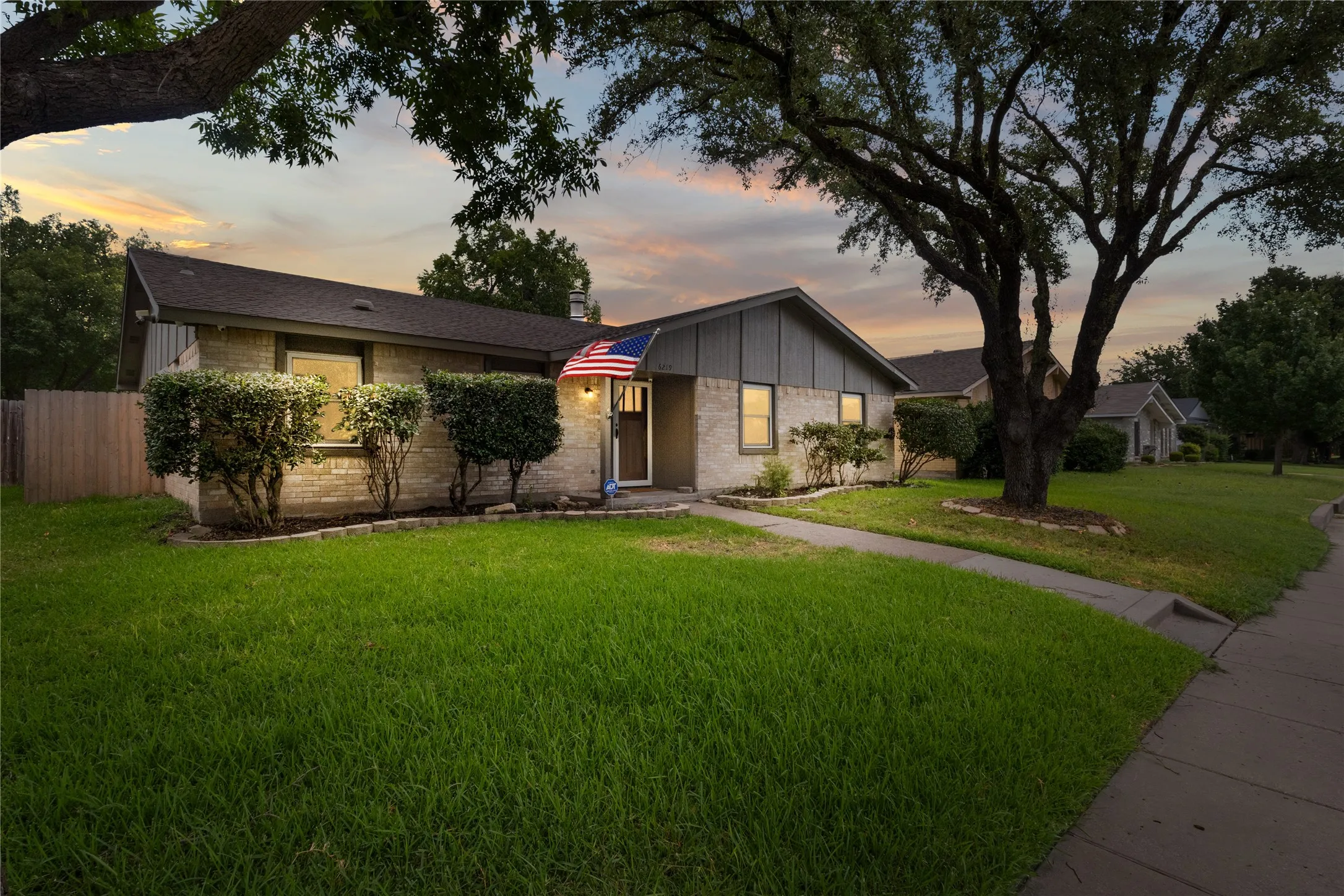 Single Family Residence For Sale in Dallas County , 6219 Cedar Lane, Rowlett, Texas 75089, 3 Bedroom, 2 Bathroom, 2 Garage spaces, 1,476 Sqft, built in 1973, mls#21346495, Real Estate Agent in Rowlett, Homes For Sale in Dallas county, Homes For Sale in Rowlett, Realtor in Rowlett Texas, Real Estate Brokerage Independent Realty Texas, Luminita Cordes Realtor