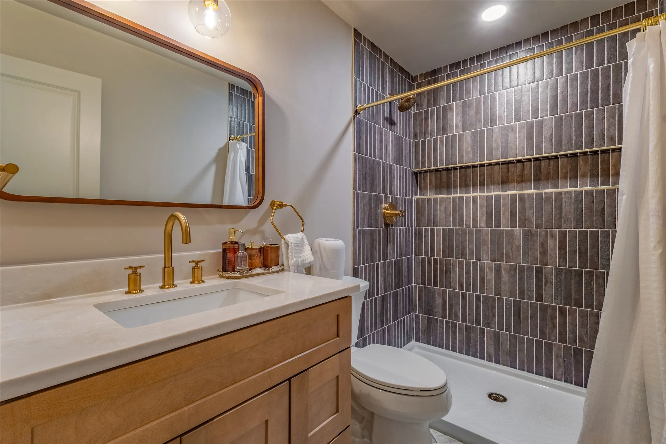 Single Family Residence For Sale in Dallas County , 6219 Cedar Lane, Rowlett, Texas 75089, 3 Bedroom, 2 Bathroom, 2 Garage spaces, 1,476 Sqft, built in 1973, mls#21346495, Real Estate Agent in Rowlett, Homes For Sale in Dallas county, Homes For Sale in Rowlett, Realtor in Rowlett Texas, Real Estate Brokerage Independent Realty Texas, Luminita Cordes Realtor