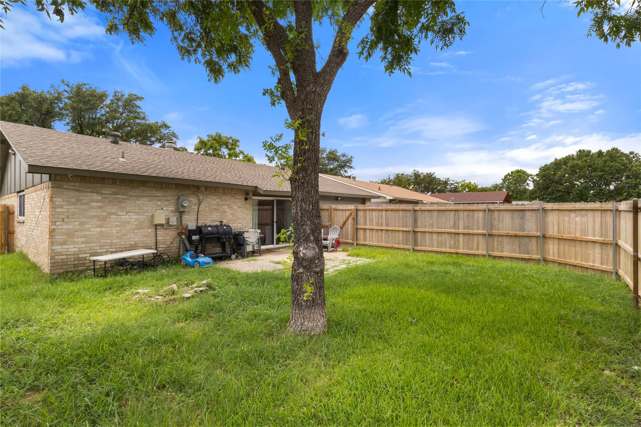 Single Family Residence For Sale in Dallas County , 6219 Cedar Lane, Rowlett, Texas 75089, 3 Bedroom, 2 Bathroom, 2 Garage spaces, 1,476 Sqft, built in 1973, mls#21346495, Real Estate Agent in Rowlett, Homes For Sale in Dallas county, Homes For Sale in Rowlett, Realtor in Rowlett Texas, Real Estate Brokerage Independent Realty Texas, Luminita Cordes Realtor