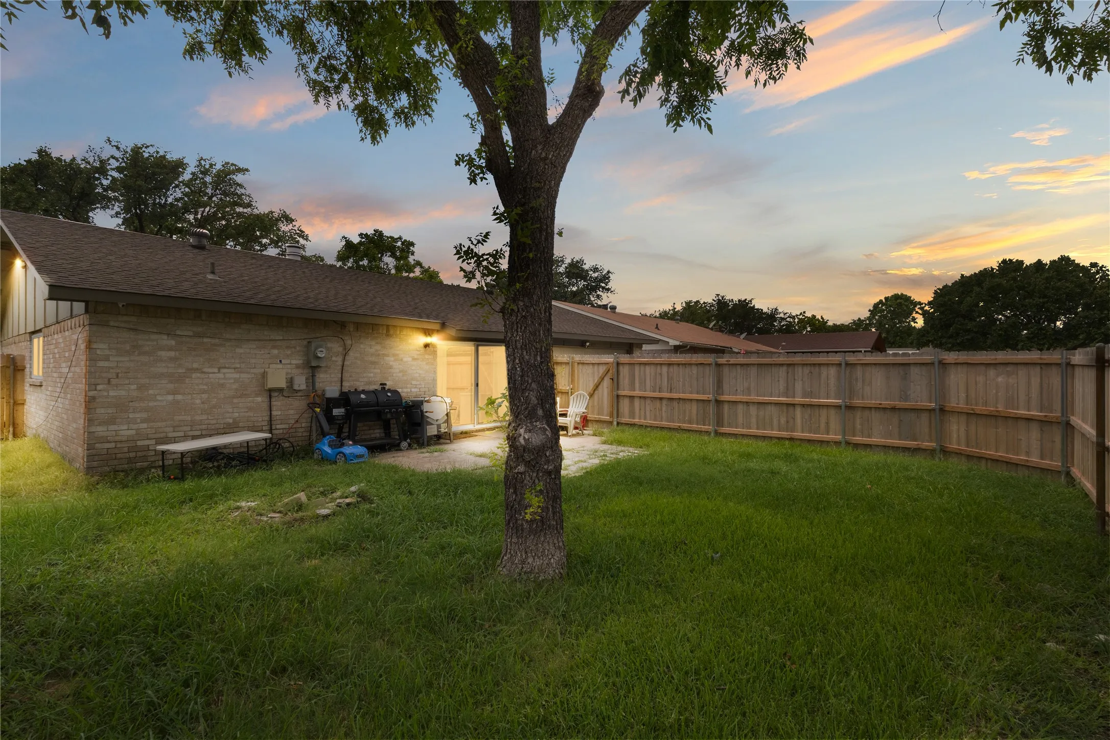 Single Family Residence For Sale in Dallas County , 6219 Cedar Lane, Rowlett, Texas 75089, 3 Bedroom, 2 Bathroom, 2 Garage spaces, 1,476 Sqft, built in 1973, mls#21346495, Real Estate Agent in Rowlett, Homes For Sale in Dallas county, Homes For Sale in Rowlett, Realtor in Rowlett Texas, Real Estate Brokerage Independent Realty Texas, Luminita Cordes Realtor