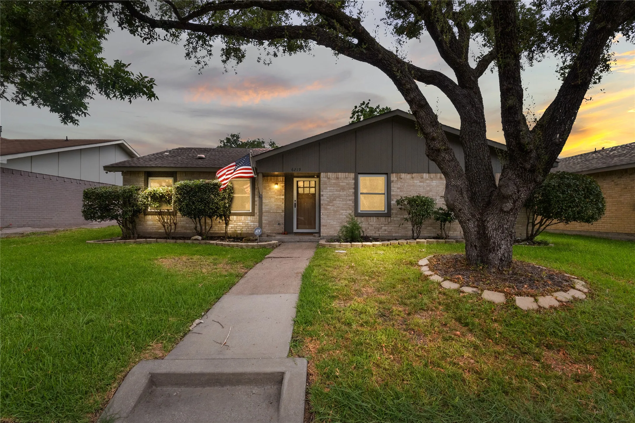 Single Family Residence For Sale in Dallas County , 6219 Cedar Lane, Rowlett, Texas 75089, 3 Bedroom, 2 Bathroom, 2 Garage spaces, 1,476 Sqft, built in 1973, mls#21346495, Real Estate Agent in Rowlett, Homes For Sale in Dallas county, Homes For Sale in Rowlett, Realtor in Rowlett Texas, Real Estate Brokerage Independent Realty Texas, Luminita Cordes Realtor
