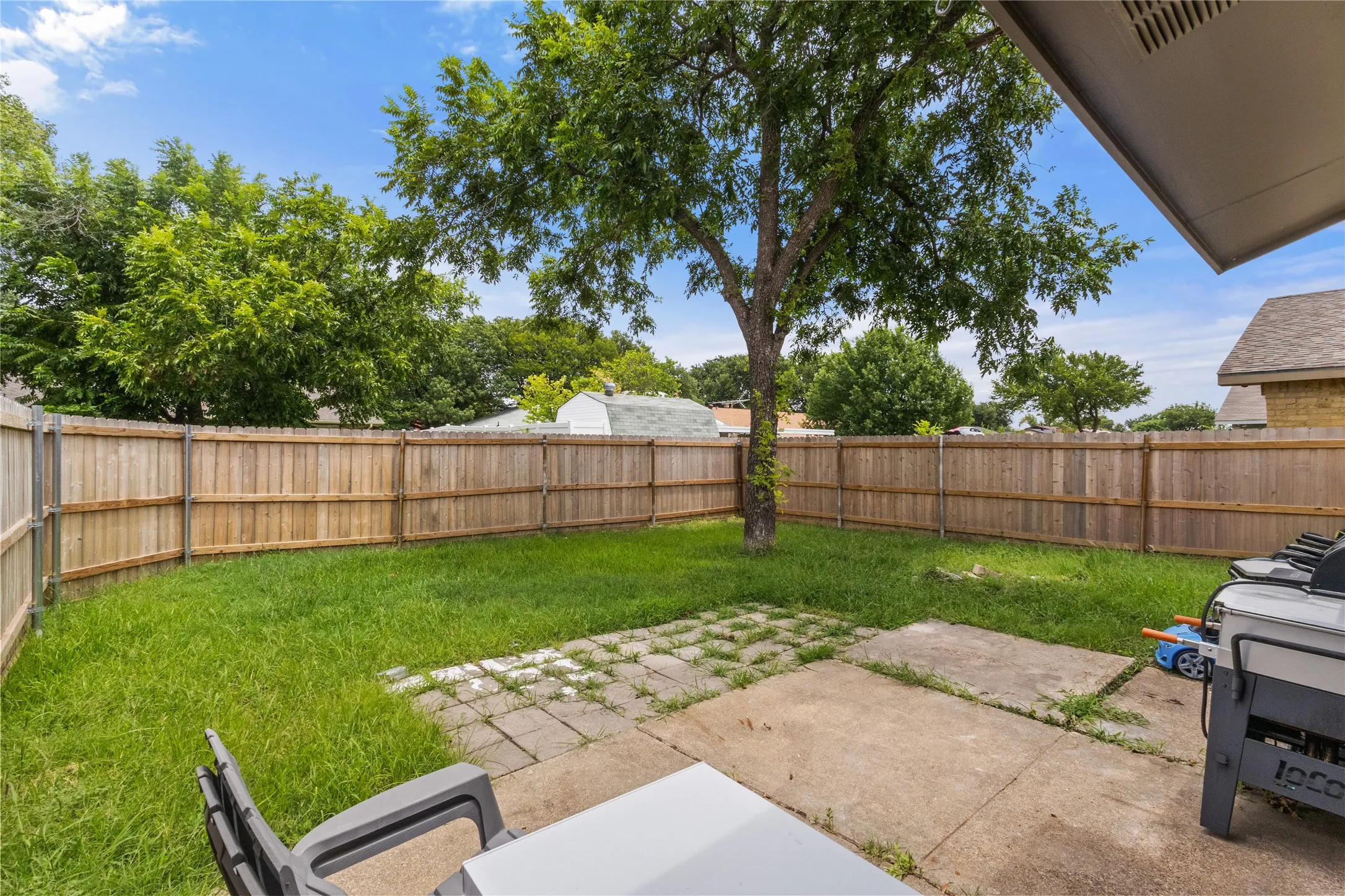 Single Family Residence For Sale in Dallas County , 6219 Cedar Lane, Rowlett, Texas 75089, 3 Bedroom, 2 Bathroom, 2 Garage spaces, 1,476 Sqft, built in 1973, mls#21346495, Real Estate Agent in Rowlett, Homes For Sale in Dallas county, Homes For Sale in Rowlett, Realtor in Rowlett Texas, Real Estate Brokerage Independent Realty Texas, Luminita Cordes Realtor
