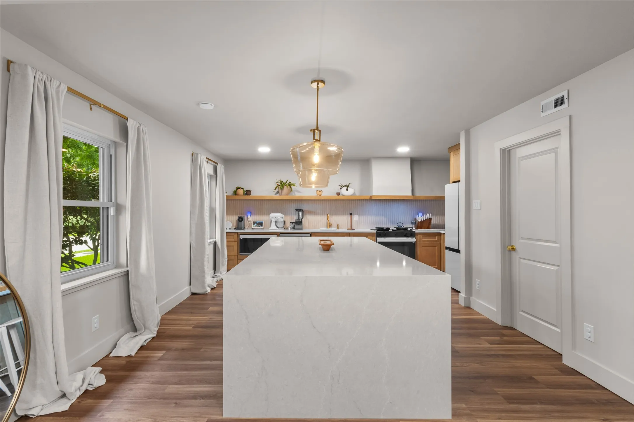 Single Family Residence For Sale in Dallas County , 6219 Cedar Lane, Rowlett, Texas 75089, 3 Bedroom, 2 Bathroom, 2 Garage spaces, 1,476 Sqft, built in 1973, mls#21346495, Real Estate Agent in Rowlett, Homes For Sale in Dallas county, Homes For Sale in Rowlett, Realtor in Rowlett Texas, Real Estate Brokerage Independent Realty Texas, Luminita Cordes Realtor