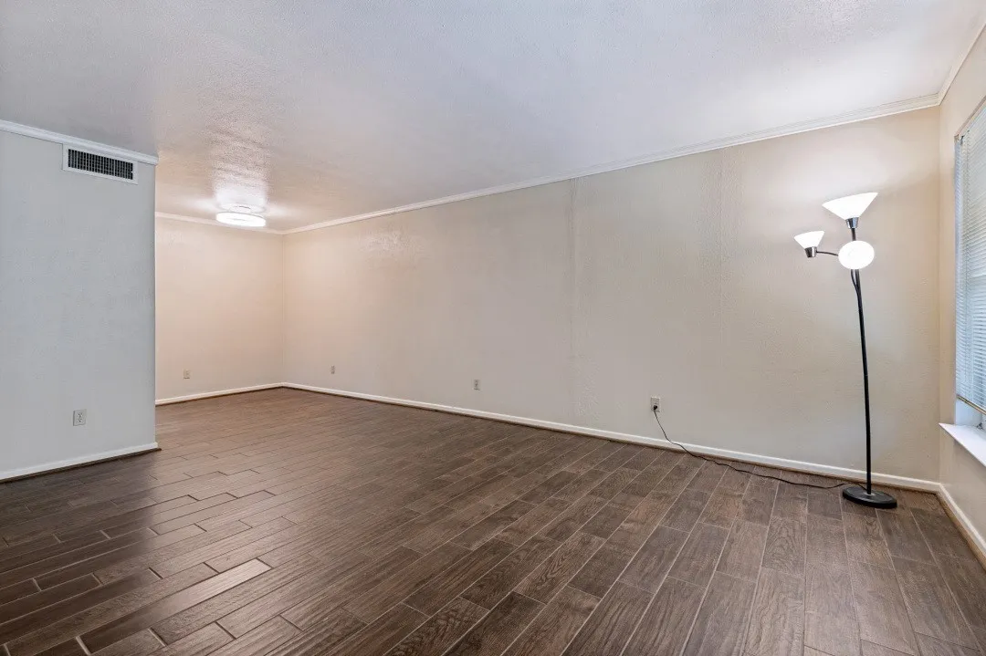 Condominium For Sale in Dallas County , 3827 Gilbert Avenue 109, Dallas, Texas 75219, 1 Bedroom, 1 Bathroom, Garage spaces, 710 Sqft, built in 1969, mls#21346546, Real Estate Agent in Dallas, Homes For Sale in Dallas county, Homes For Sale in Dallas, Realtor in Dallas Texas, Real Estate Brokerage Independent Realty Texas, Luminita Cordes Realtor