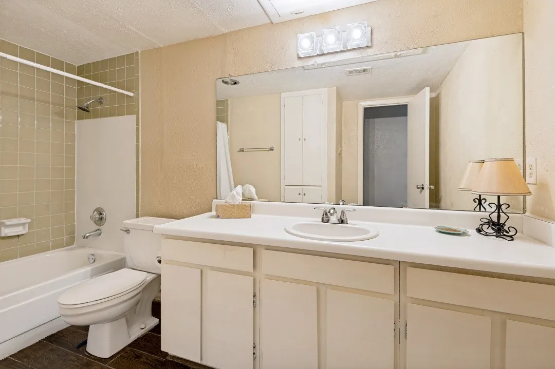 Condominium For Sale in Dallas County , 3827 Gilbert Avenue 109, Dallas, Texas 75219, 1 Bedroom, 1 Bathroom, Garage spaces, 710 Sqft, built in 1969, mls#21346546, Real Estate Agent in Dallas, Homes For Sale in Dallas county, Homes For Sale in Dallas, Realtor in Dallas Texas, Real Estate Brokerage Independent Realty Texas, Luminita Cordes Realtor