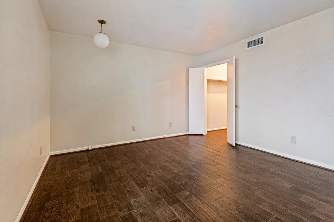 Condominium For Sale in Dallas County , 3827 Gilbert Avenue 109, Dallas, Texas 75219, 1 Bedroom, 1 Bathroom, Garage spaces, 710 Sqft, built in 1969, mls#21346546, Real Estate Agent in Dallas, Homes For Sale in Dallas county, Homes For Sale in Dallas, Realtor in Dallas Texas, Real Estate Brokerage Independent Realty Texas, Luminita Cordes Realtor