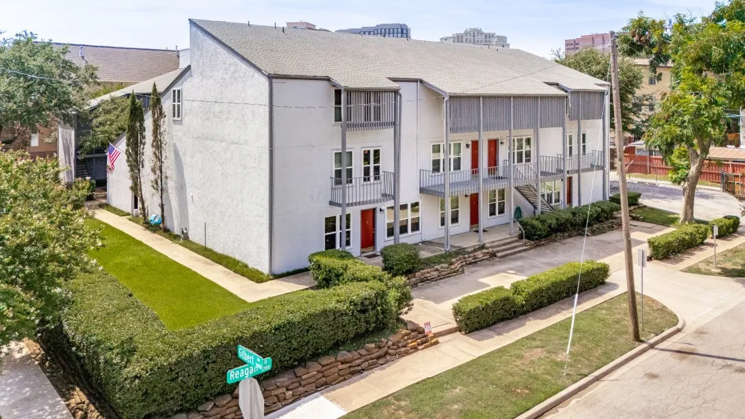Condominium For Sale in Dallas County , 3827 Gilbert Avenue 109, Dallas, Texas 75219, 1 Bedroom, 1 Bathroom, Garage spaces, 710 Sqft, built in 1969, mls#21346546, Real Estate Agent in Dallas, Homes For Sale in Dallas county, Homes For Sale in Dallas, Realtor in Dallas Texas, Real Estate Brokerage Independent Realty Texas, Luminita Cordes Realtor