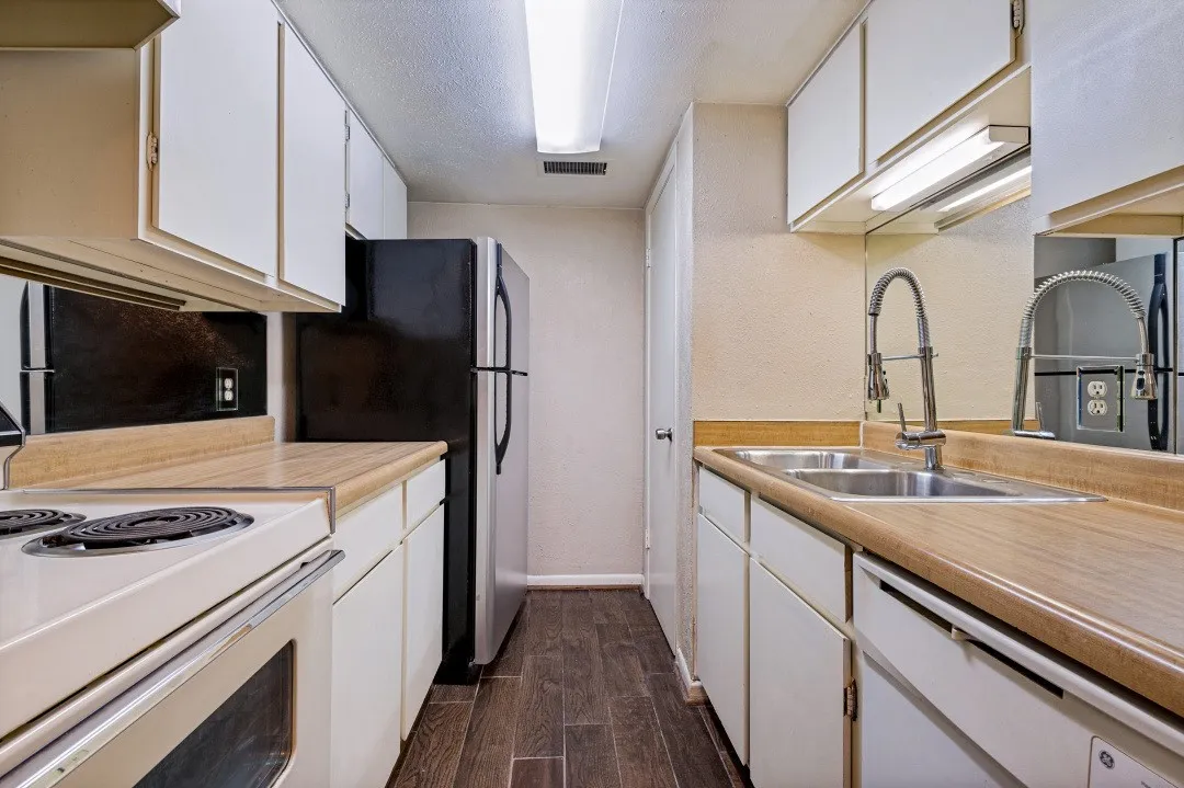 Condominium For Sale in Dallas County , 3827 Gilbert Avenue 109, Dallas, Texas 75219, 1 Bedroom, 1 Bathroom, Garage spaces, 710 Sqft, built in 1969, mls#21346546, Real Estate Agent in Dallas, Homes For Sale in Dallas county, Homes For Sale in Dallas, Realtor in Dallas Texas, Real Estate Brokerage Independent Realty Texas, Luminita Cordes Realtor