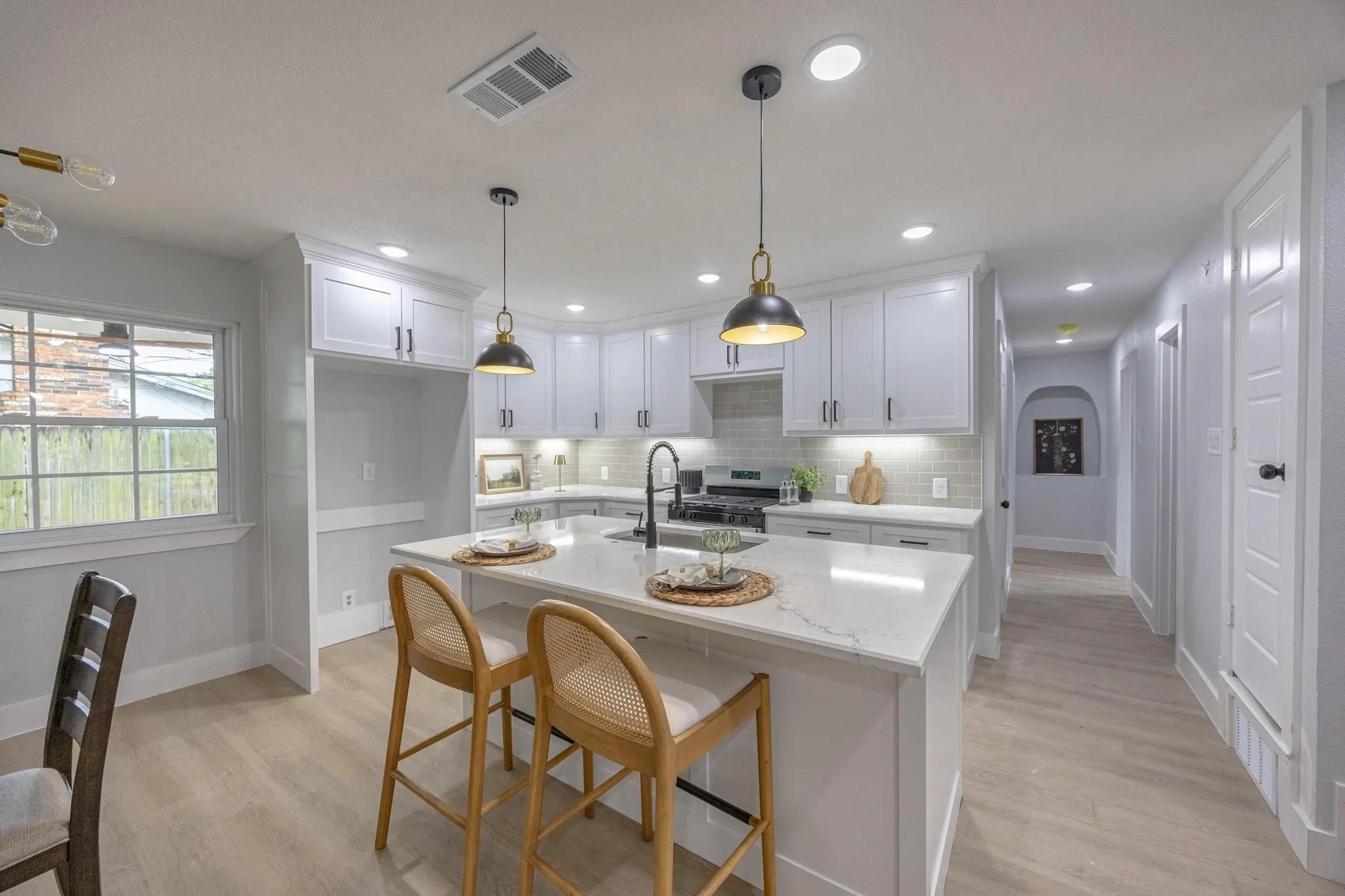 Single Family Residence For Sale in Tarrant County , 1208 Andrews Street, Arlington, Texas 76011, 4 Bedroom, 3 Bathroom, Garage spaces, 1,698 Sqft, built in 1963, mls#21346542, Real Estate Agent in Arlington, Homes For Sale in Tarrant county, Homes For Sale in Arlington, Realtor in Arlington Texas, Real Estate Brokerage Independent Realty Texas, Luminita Cordes Realtor