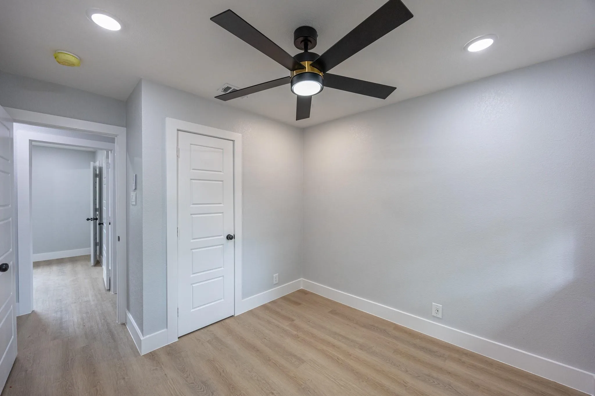 Single Family Residence For Sale in Tarrant County , 1208 Andrews Street, Arlington, Texas 76011, 4 Bedroom, 3 Bathroom, Garage spaces, 1,698 Sqft, built in 1963, mls#21346542, Real Estate Agent in Arlington, Homes For Sale in Tarrant county, Homes For Sale in Arlington, Realtor in Arlington Texas, Real Estate Brokerage Independent Realty Texas, Luminita Cordes Realtor
