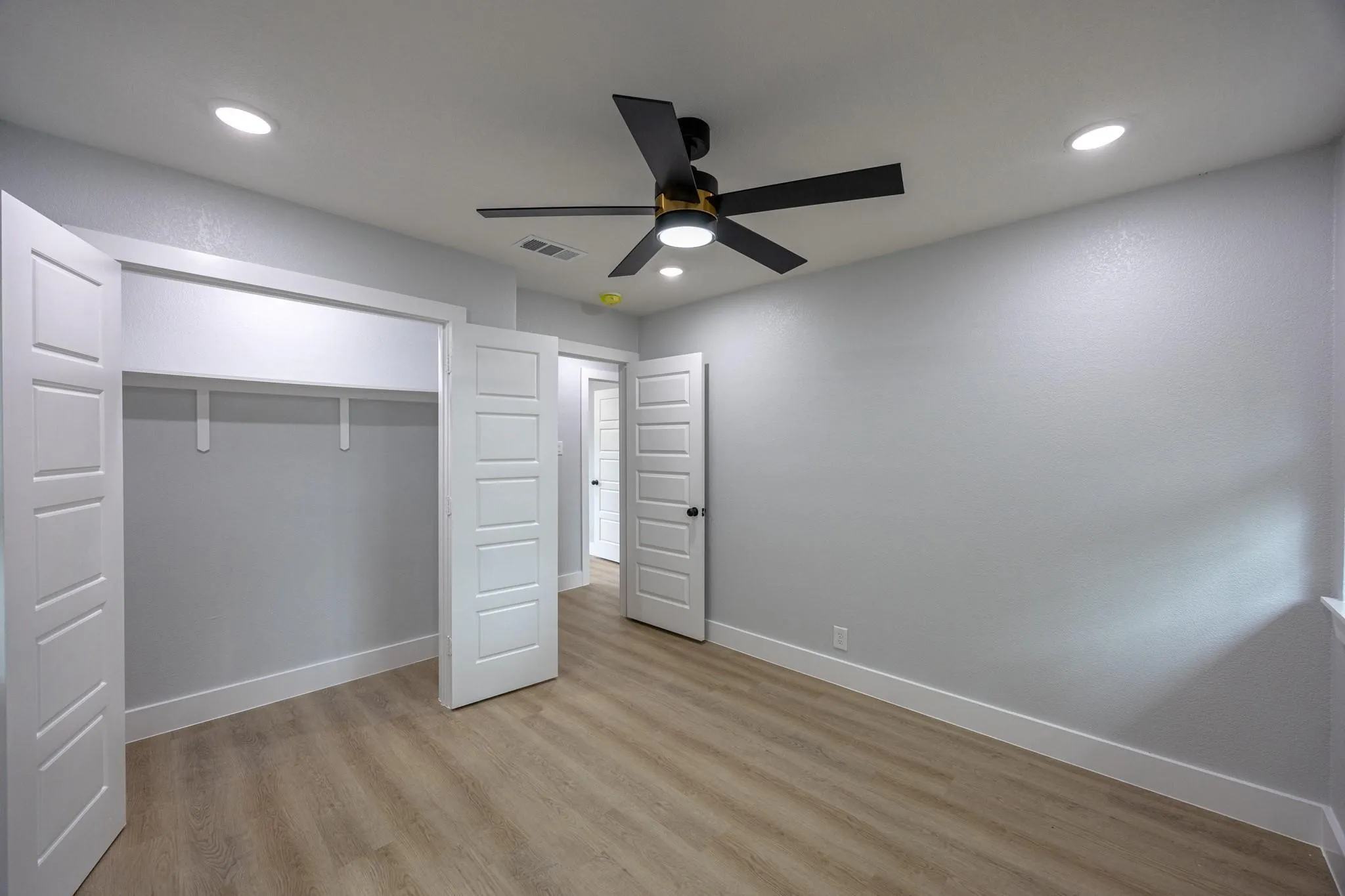 Single Family Residence For Sale in Tarrant County , 1208 Andrews Street, Arlington, Texas 76011, 4 Bedroom, 3 Bathroom, Garage spaces, 1,698 Sqft, built in 1963, mls#21346542, Real Estate Agent in Arlington, Homes For Sale in Tarrant county, Homes For Sale in Arlington, Realtor in Arlington Texas, Real Estate Brokerage Independent Realty Texas, Luminita Cordes Realtor
