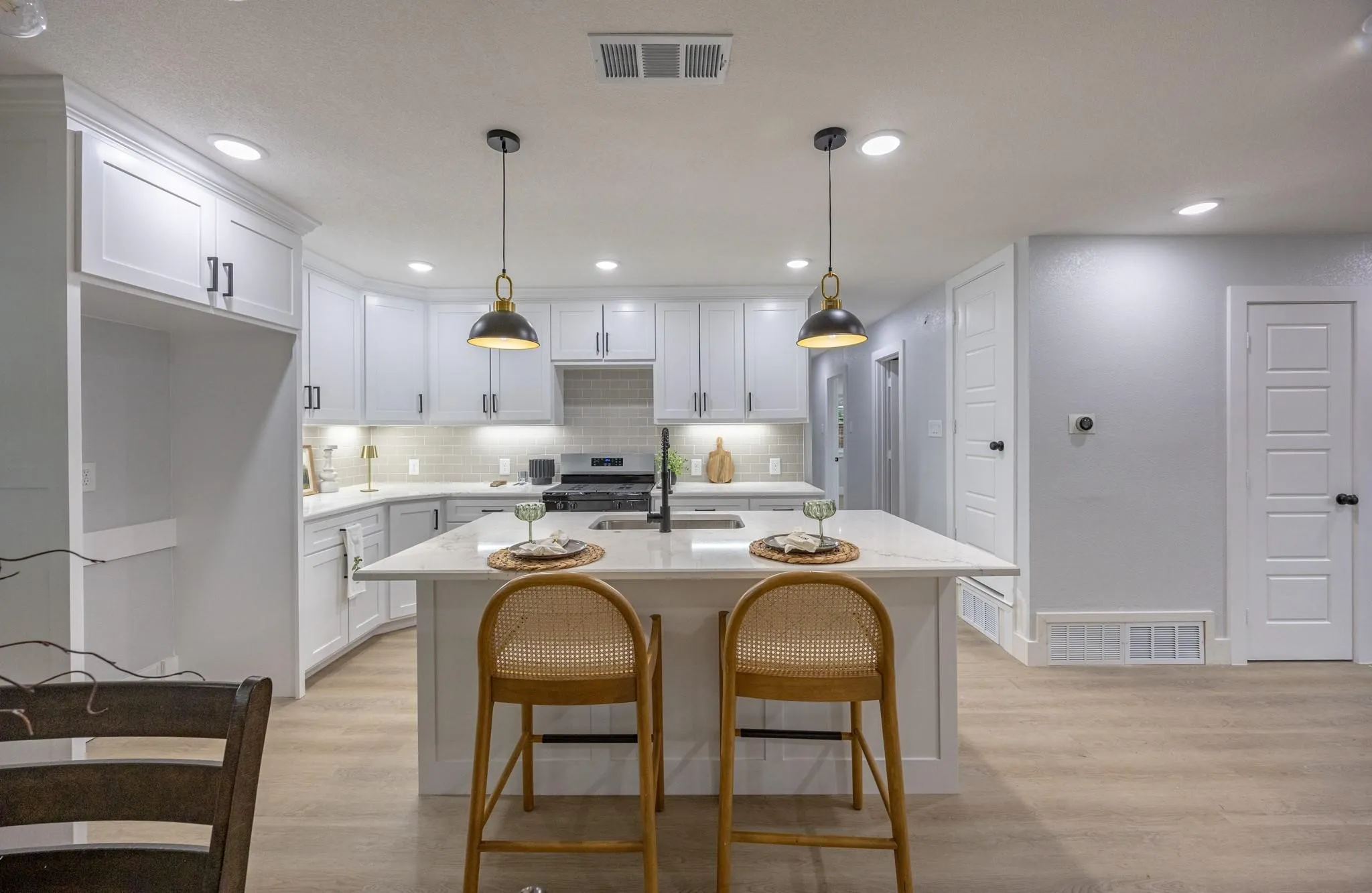 Single Family Residence For Sale in Tarrant County , 1208 Andrews Street, Arlington, Texas 76011, 4 Bedroom, 3 Bathroom, Garage spaces, 1,698 Sqft, built in 1963, mls#21346542, Real Estate Agent in Arlington, Homes For Sale in Tarrant county, Homes For Sale in Arlington, Realtor in Arlington Texas, Real Estate Brokerage Independent Realty Texas, Luminita Cordes Realtor